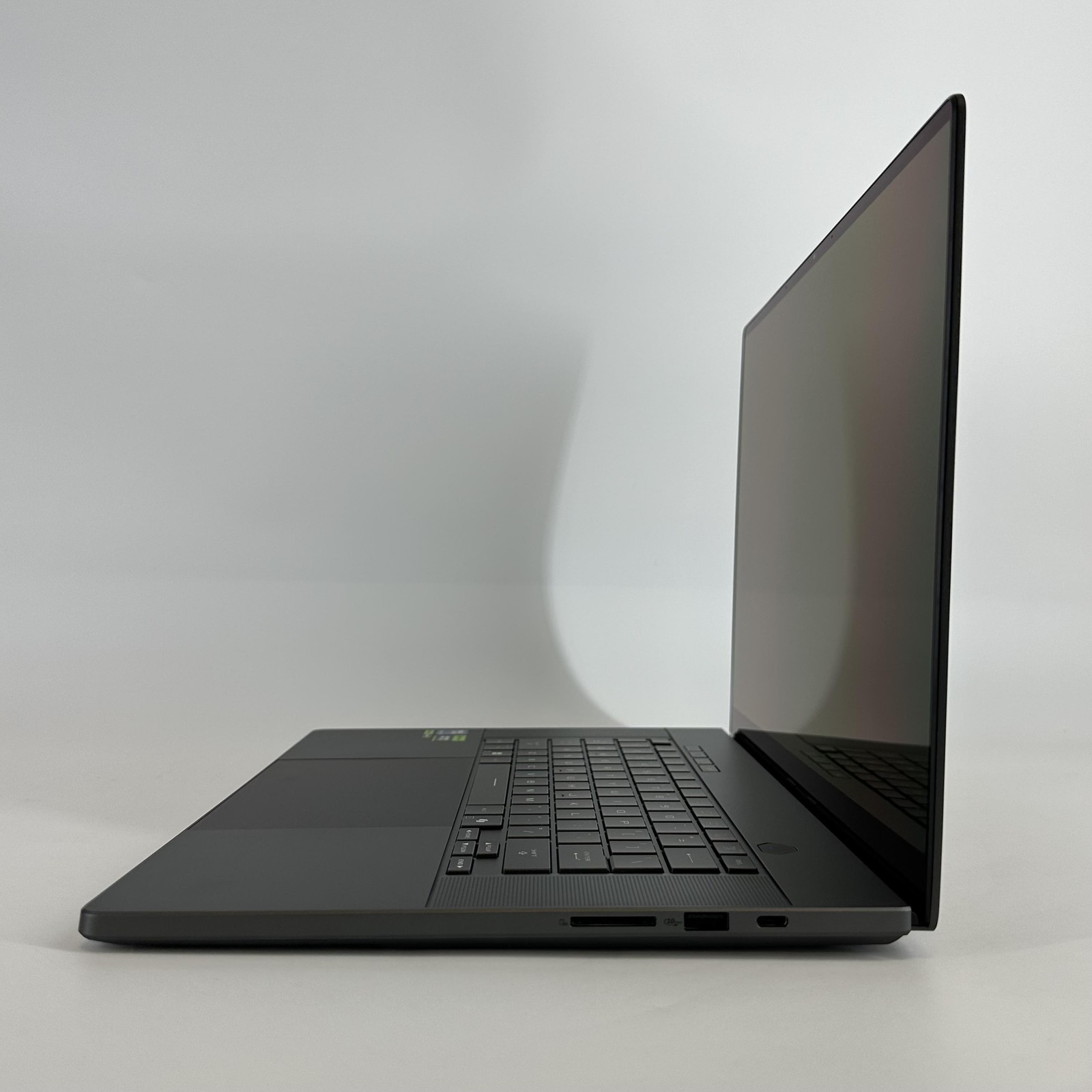 Asus ROG Zephyrus G16 GU605 240Hz QHD+ 2.9 GHz Ultra 9 285H 32GB 1TB RTX 5070 Ti