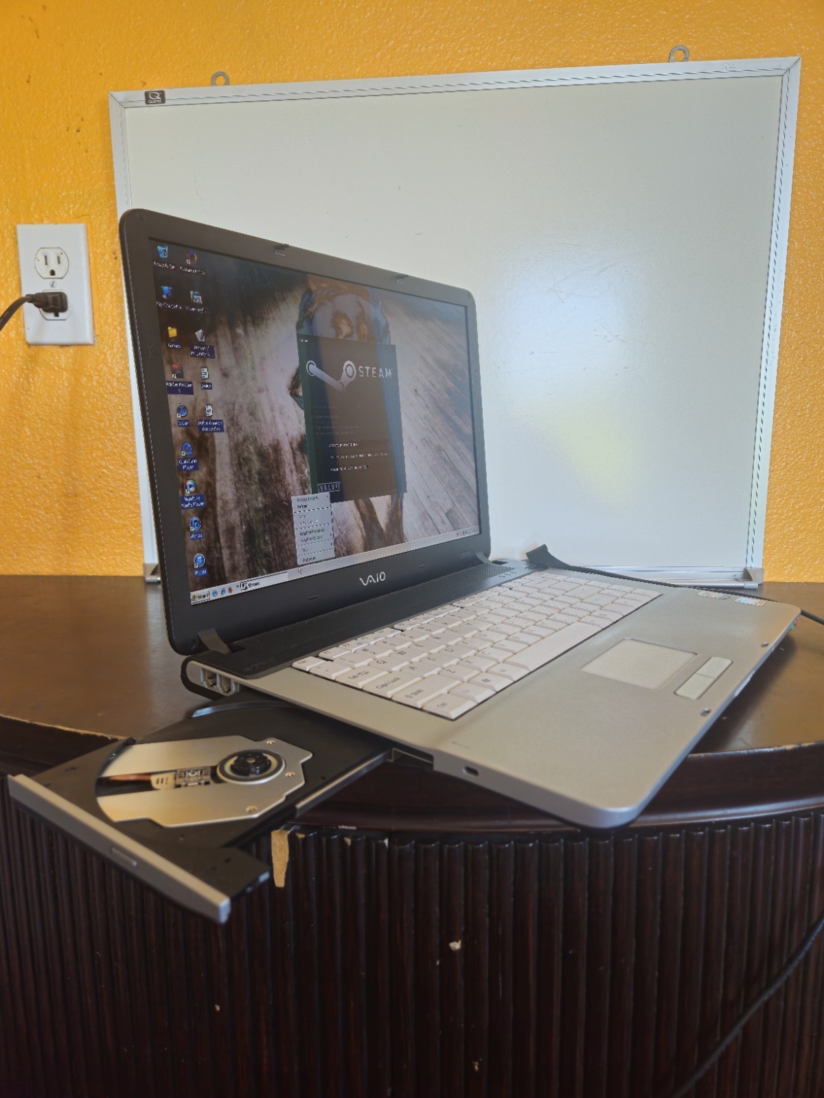 Sony VAIO, model PCG-7L1L / Good Condition / Powers On, Good For Repair Or Parts