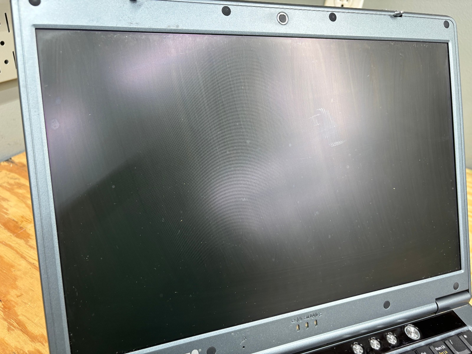 Alienware Area-51 m7700 Clevo D900T 17″ P4 3.4GHz Powers On No Display AS-IS