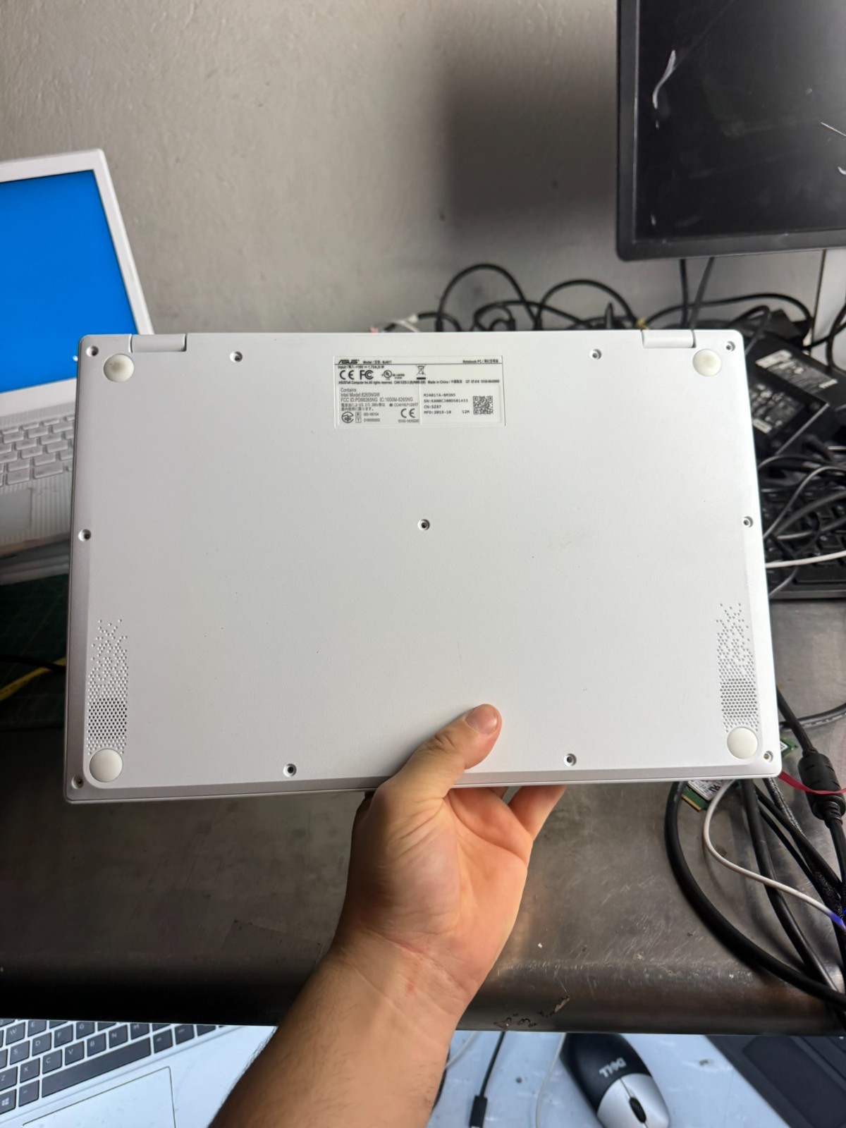 ASUS ImagineBook MJ401TA 14″ m3-8100Y 4GB 128GB SSD Windows 10 Pro Laptop