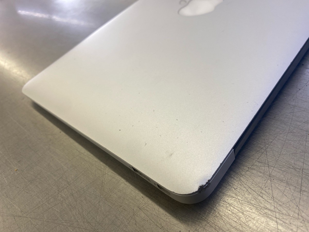 APPLE MACBOOK AIR A1465 2015 MODEL 1.6GHZ INTEL CORE i5 W/4GB MEM. (CJL006582)