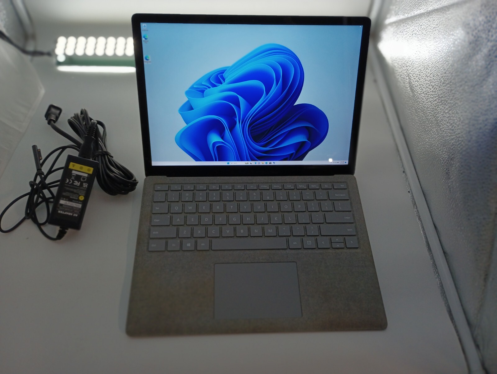 Surface Laptop (4025) w/charger.i5-7300U.8GB.13.5″2k Touch.256GB M.2.W11Pro