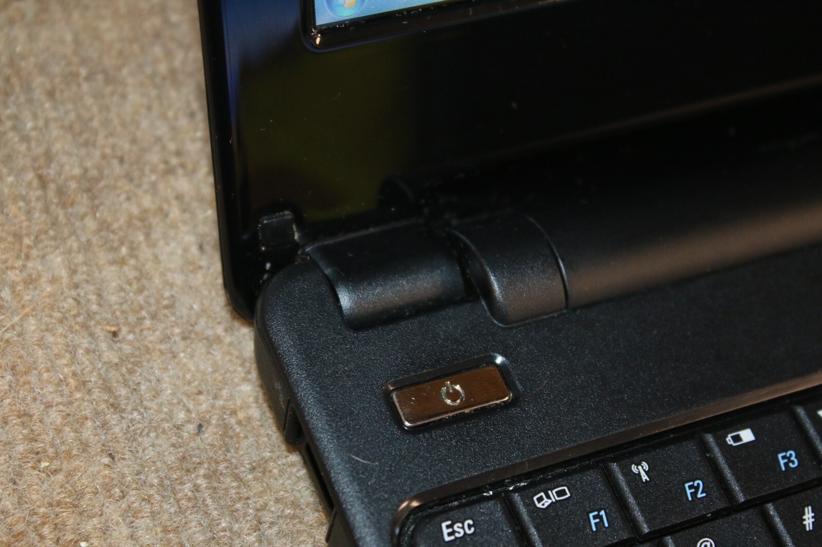 Dell Inspiron 11z PO3T Celeron 1.3ghz 2gb Ram Win 7 Home Premium WORKS!