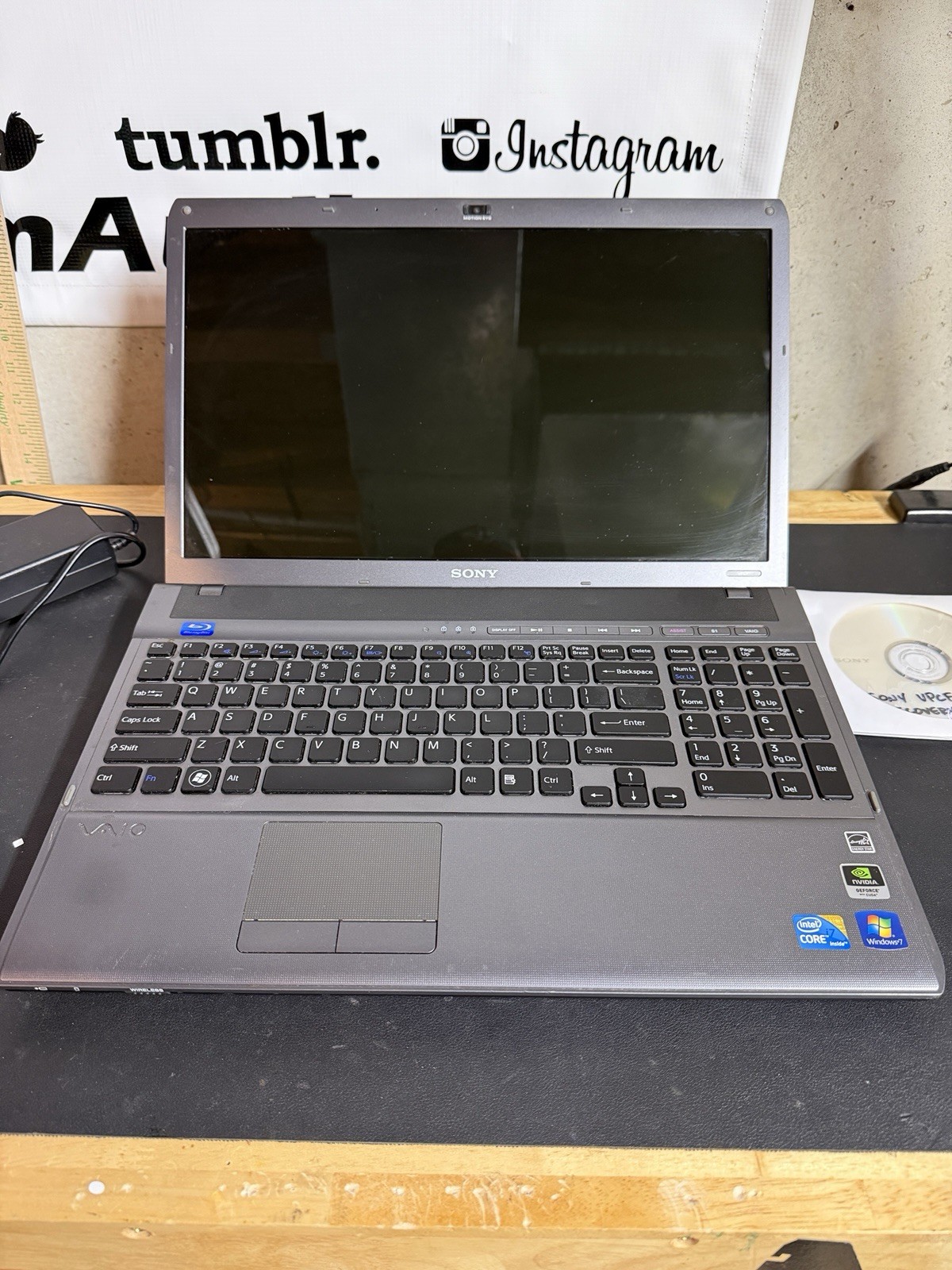 READ! Sony Vaio PCG-81115L Intel i7-720QM 1.73GHz 8GB 240GB SSD Blu-Ray Nvidia