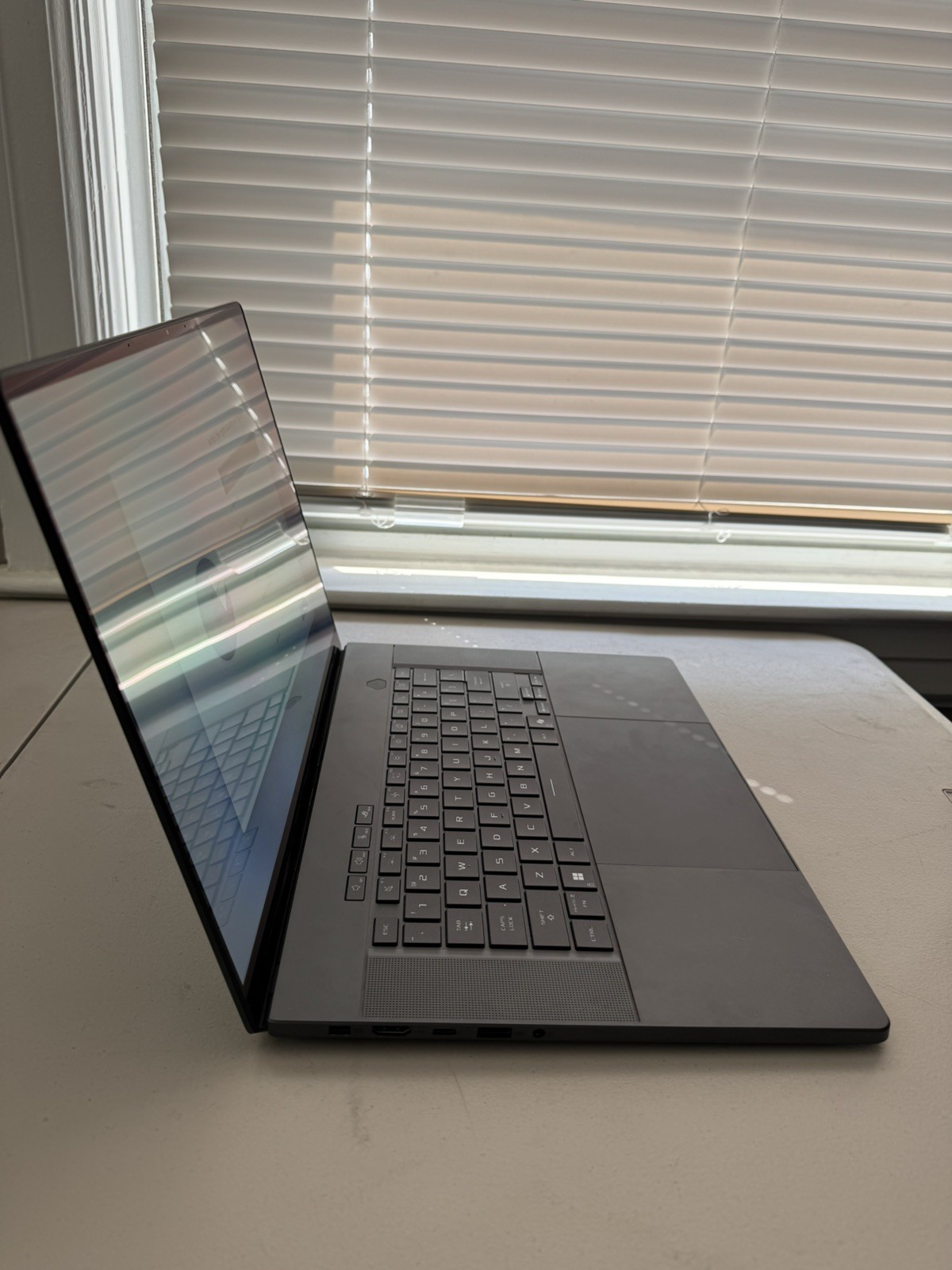 Asus ROG Zephyrus G16 OLED 240Hz Intel Ultra 9 285H 32GB 1TB RTX 5070 Ti Laptop