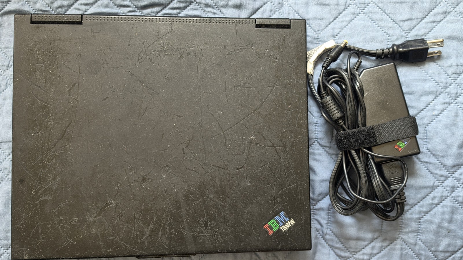 Vintage Retro IBM Thinkpad T20 Laptop Windows 2000 Serial CD Read Description
