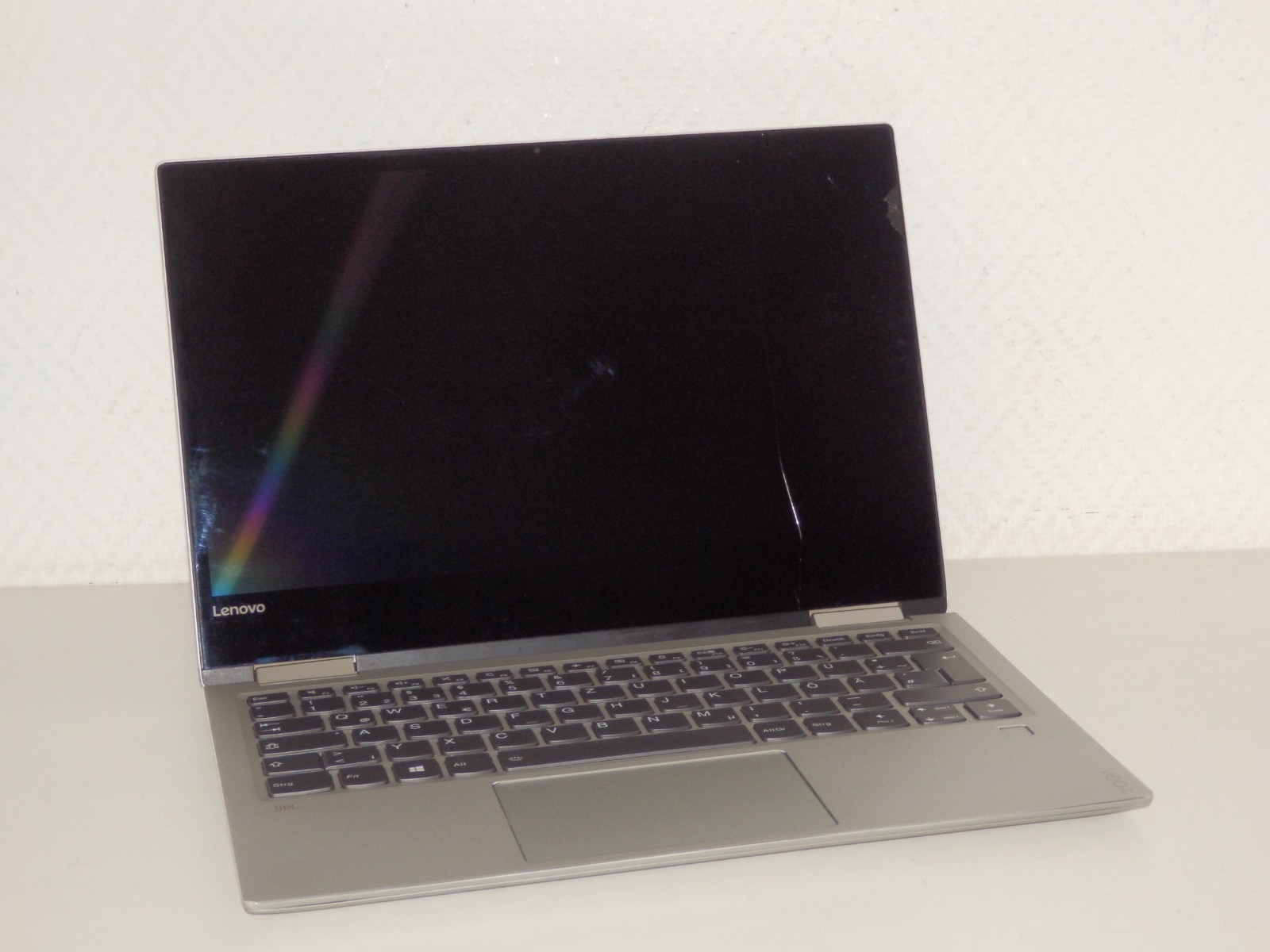 Lenovo Yoga 720-13IKB – Intel i5-8250U, 8GB Ram, No SSD, 13.3″ FHD, Faulty