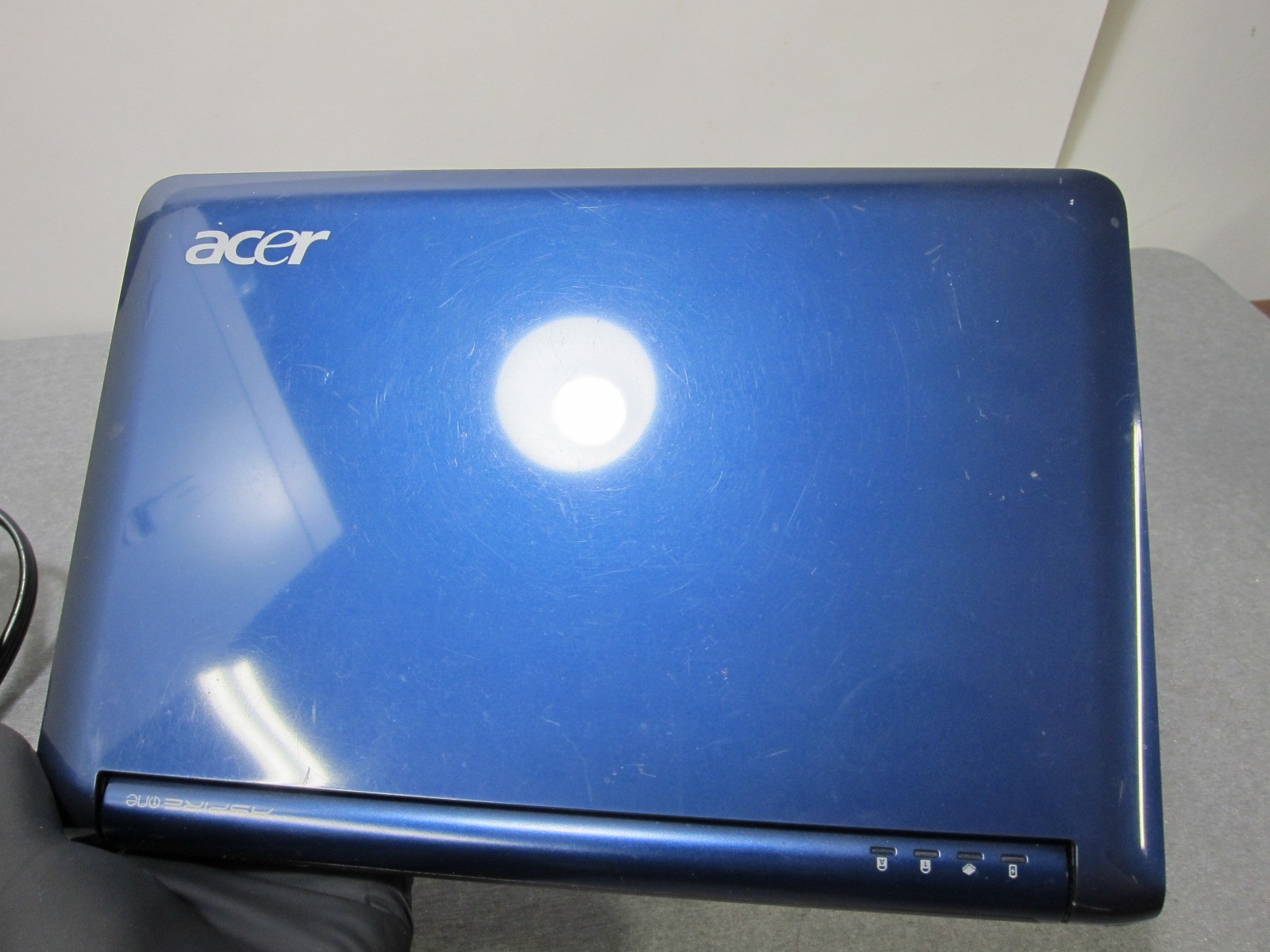 Acer Aspire One Series Model ZG5 Blue Notebook w/ Charger -WORKS WHEN PLUGGED IN
