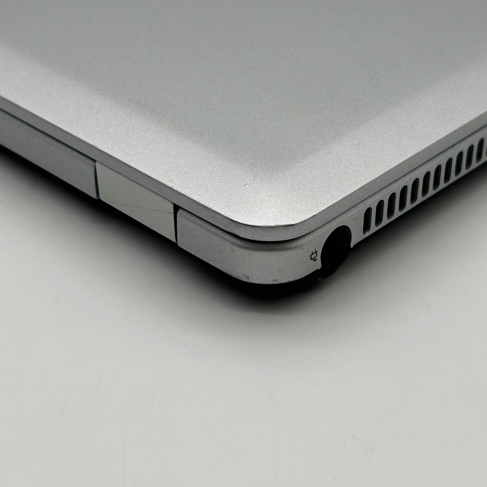 HP EliteBook Folio 9480m 14″ |Core i7 2.1GHz |8GB RAM |256GB| Silver w/ Charger