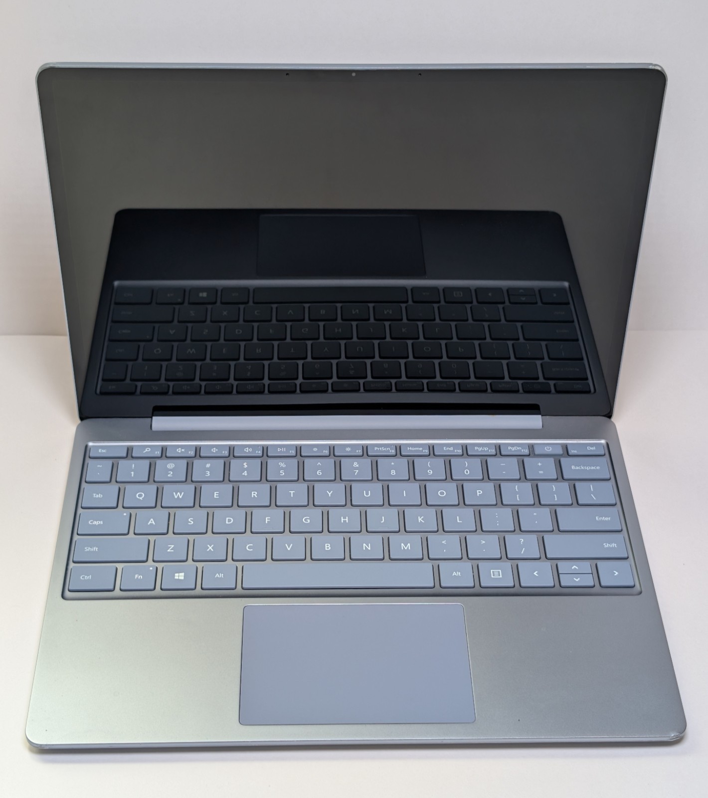 Microsoft Surface Laptop Go 12.4″ i5-1035G1 8GB 128GB SSD Win10 Home. ~566~