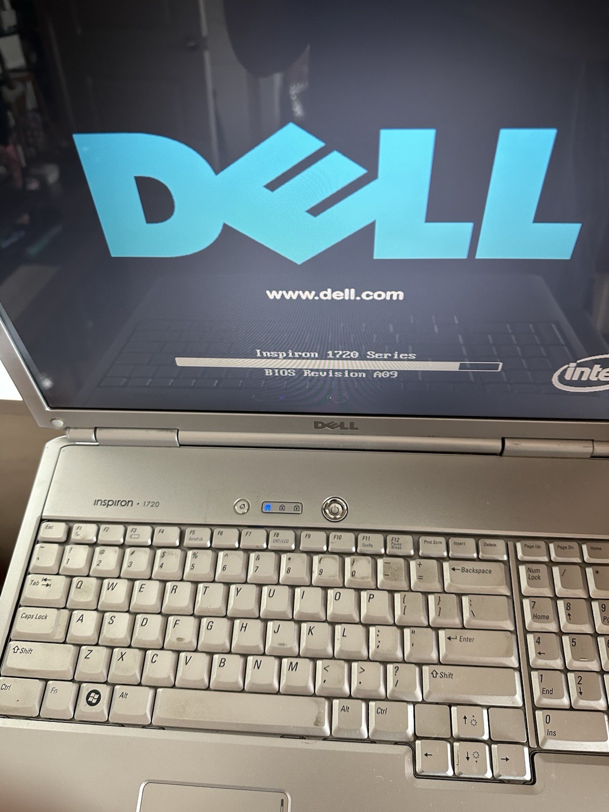 dell inspiron 1720 laptop 320 /2GB Linux Mint OS 21.3. Works. READ.