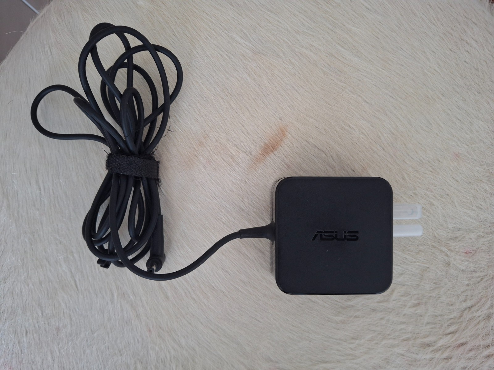 ASUS Zenbook 14 Laptop – AMD Ryzen 5-8GB RAM – GEFORCE MX350-256GB SSD – Win 10