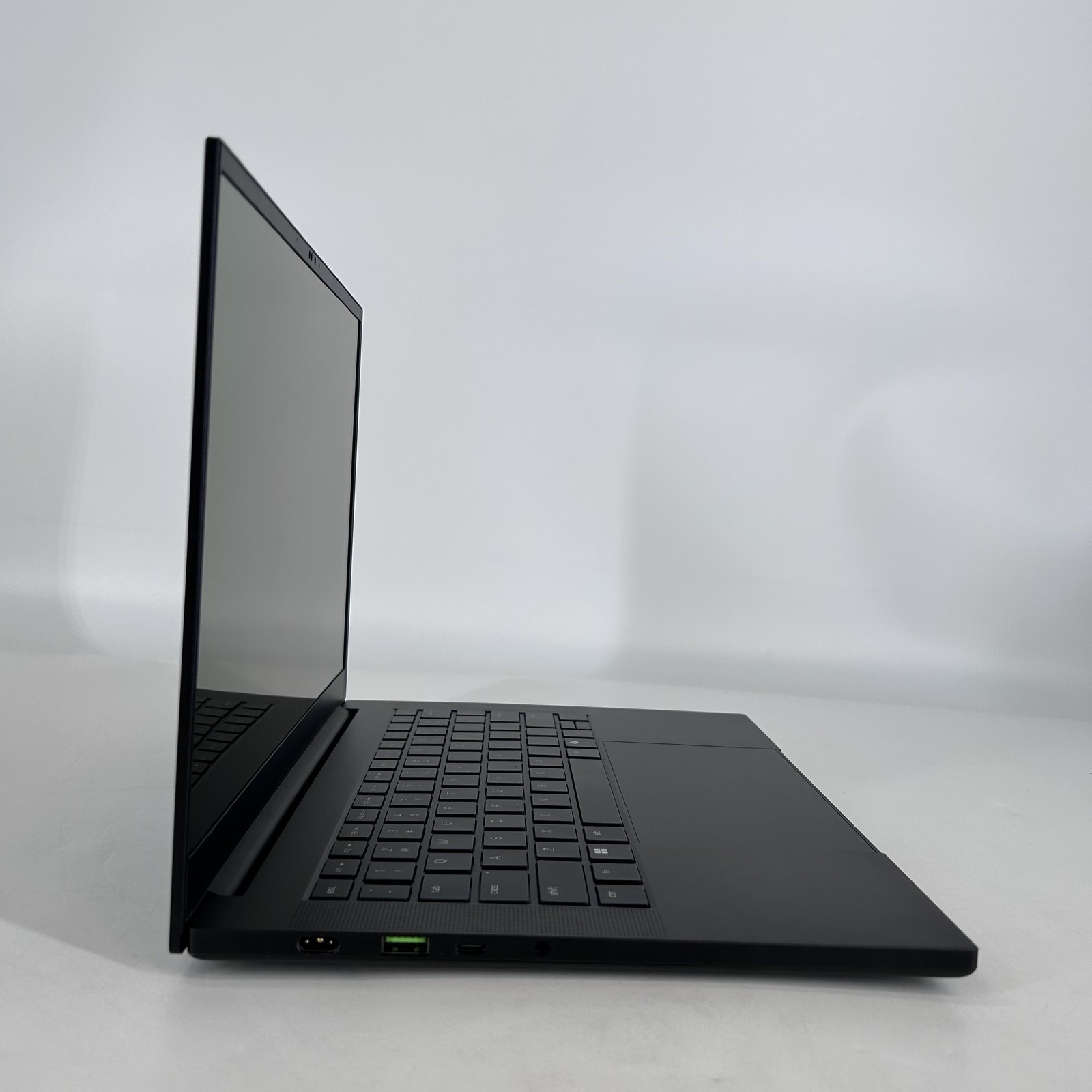Razer Blade 14 120Hz QHD+ 2025 2.0 GHz Ryzen AI 9 365 32GB 1TB SSD RTX 5070-READ
