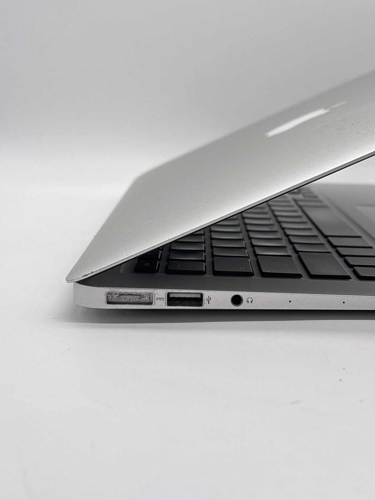 Apple MacBook Air 13″ A1466 Intel Core i5 4GB RAM 128GB SSD – For Parts