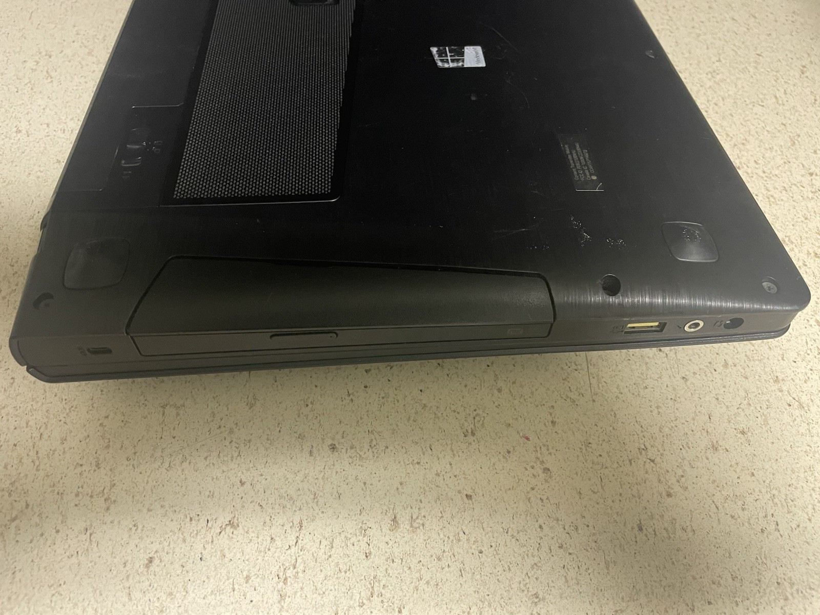 Lenovo Ideapad Y500 Gaming Laptop. 8GB Ram 1TB HDD/ Win 10/ Nvidia GeForce 750M