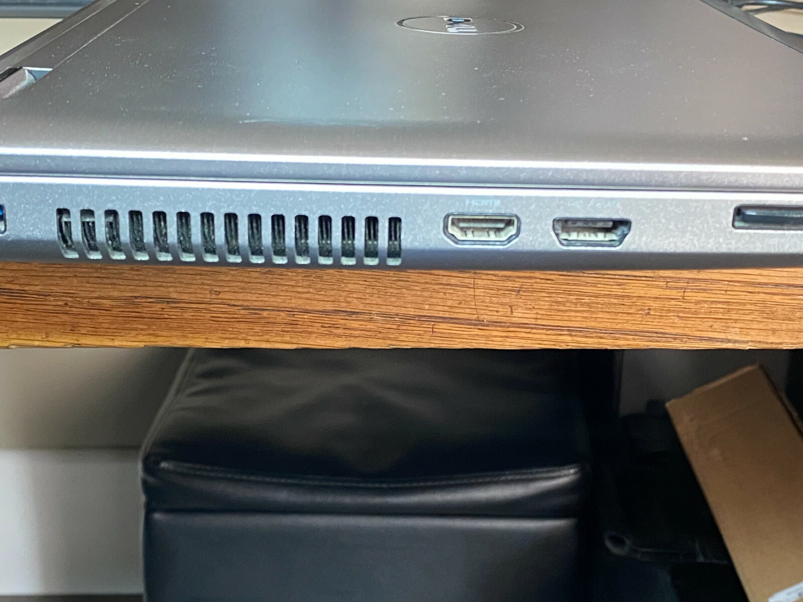 DELL VOSTRO 3555 15.6″ AMD 1.86GHZ RADEON 4GB RAM 250GB HDD WIN10Pro DVD-RW FPR