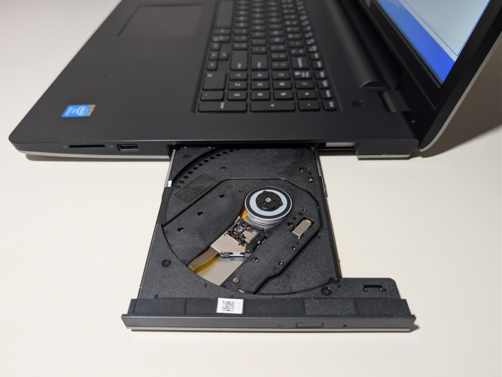 17″ Dell Inspiron 5748 | Pentium 3558U 8GB RAM 256GB SSD | HD+ Win 7 Pro DVD+RW