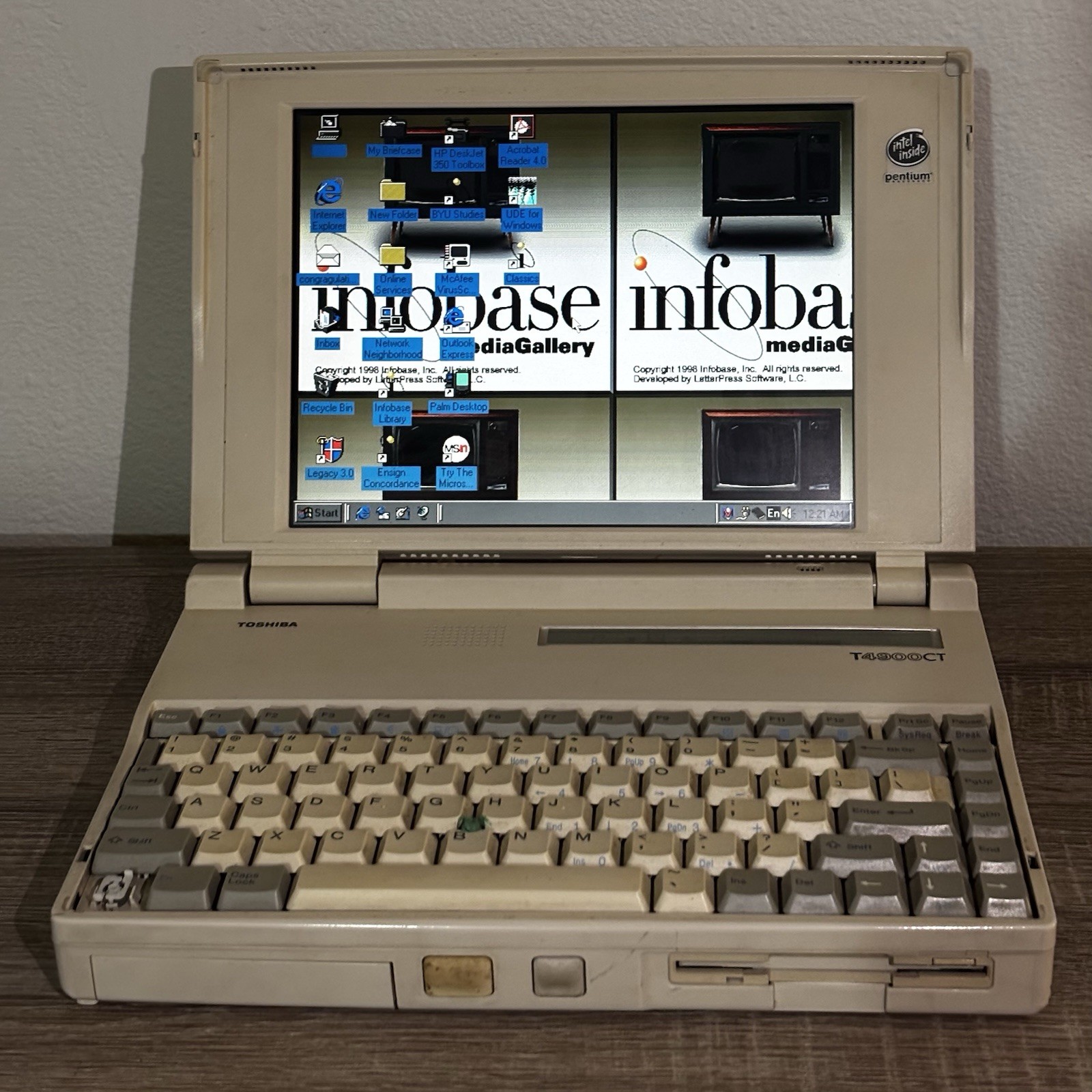 Toshiba T4900CT Pentium Laptop Windows 95 Tested + AC Adapter