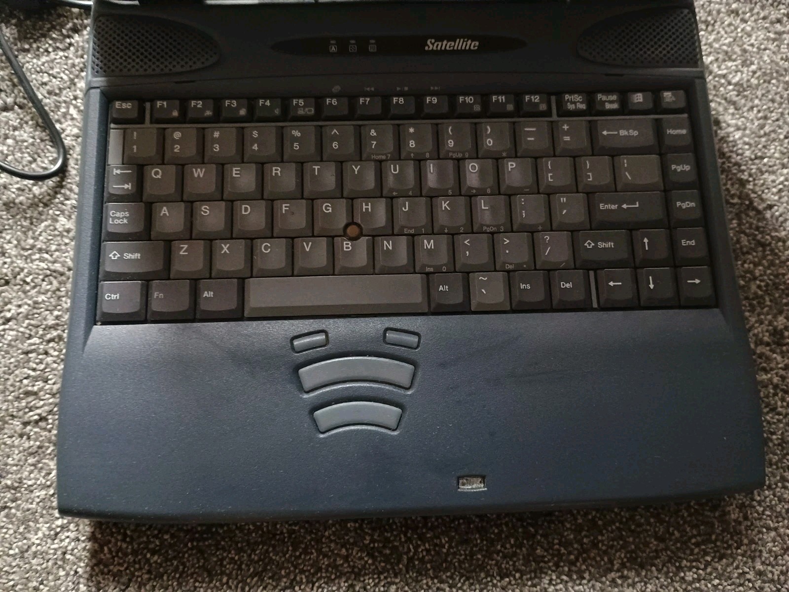 Laptop Toshiba Satellite/ Intel Celeron PS221U-490J0 Windows 98 Vintage