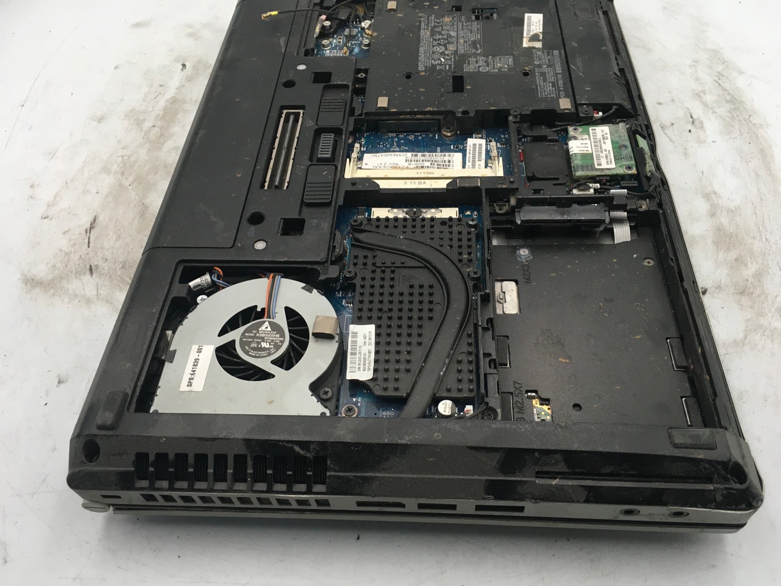 HP ELITEBOOK 8470P – FOR PARTS/BROKEN LCD – INTEL I5 3RD GEN – NO RAM – READ -BB