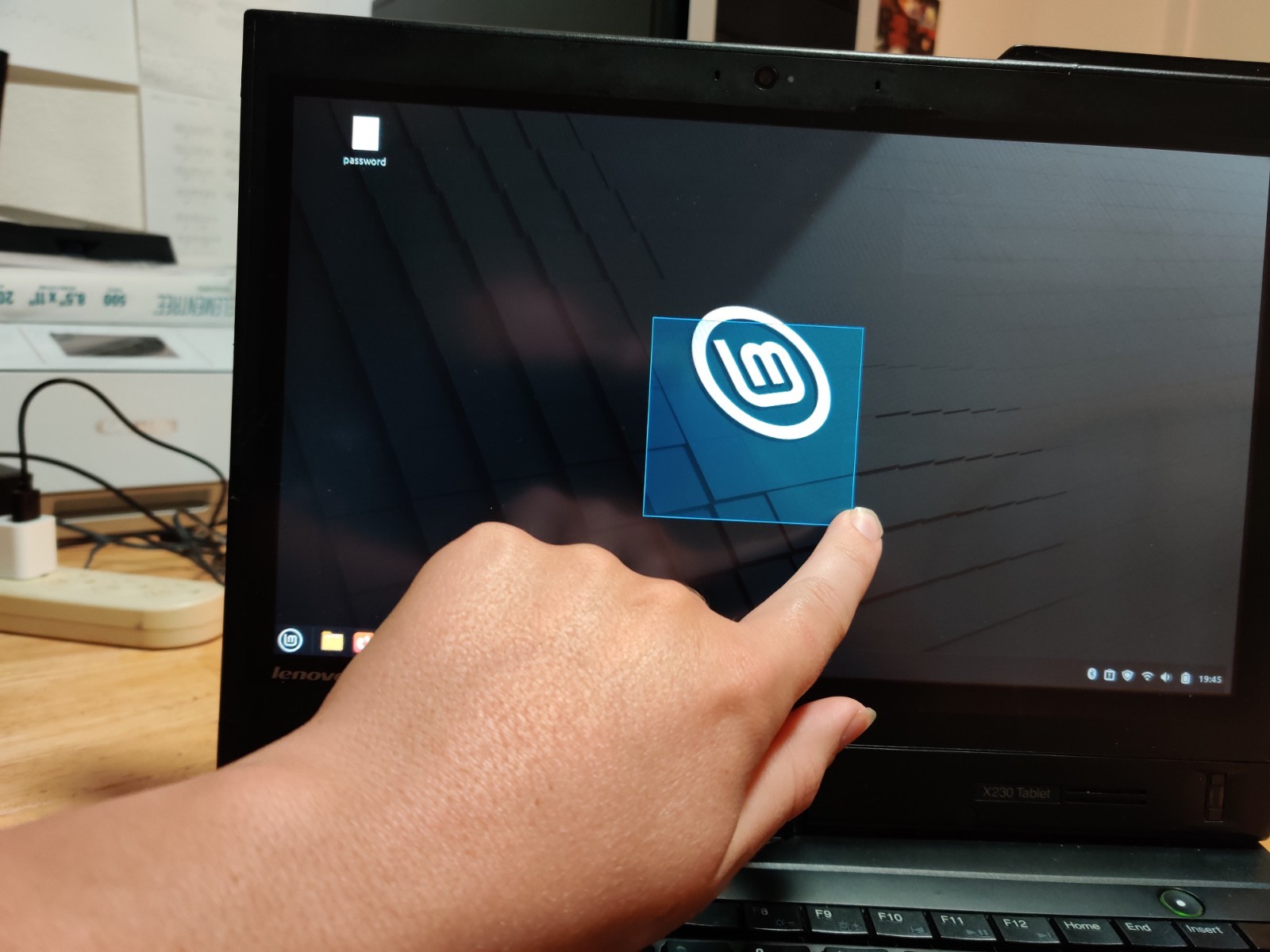 Thinkpad X230 Tablet, Core i7 (2 Core, 2.90GHz), 8GB RAM, 256GB HDD, Linux Mint