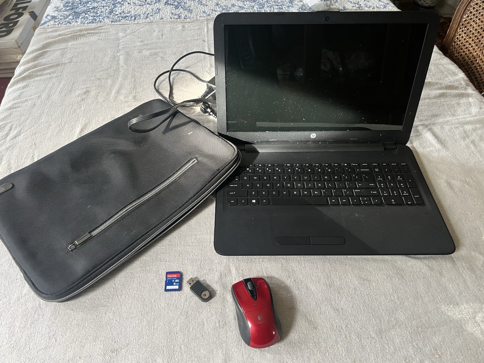 HP 15-af131dx 15.6” Laptop No OS Boots BIOS w Charger Mouse Case READ