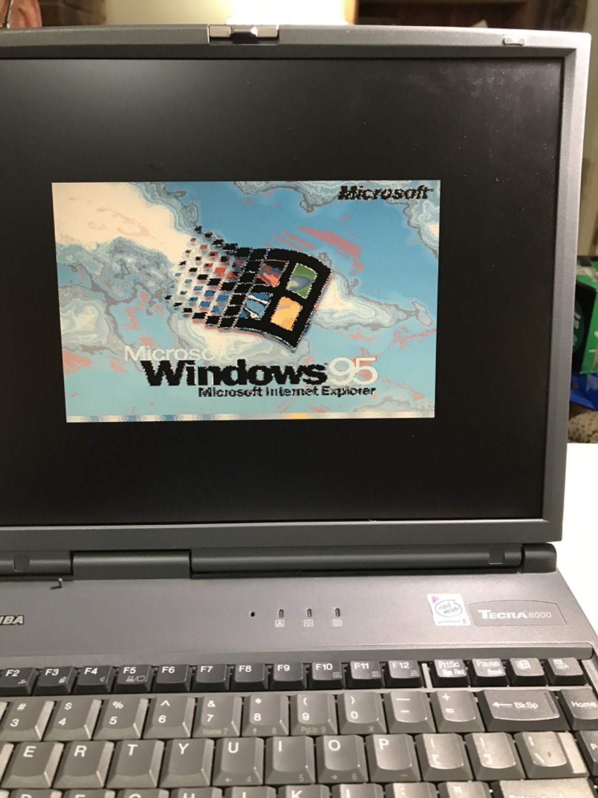 TOSHIBA TECRA 8000 WITH ADAPTER AND PORT REPRICATOR