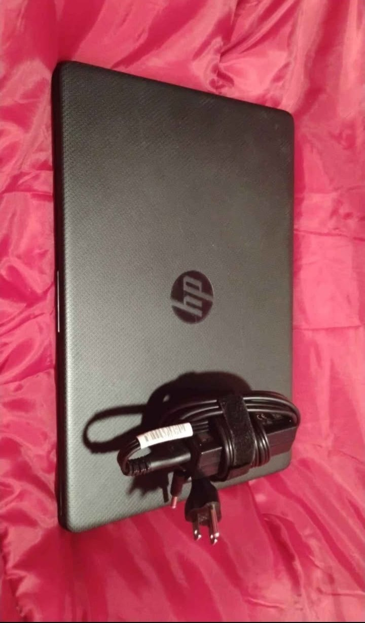 HP Laptop 14-dq0xxx Needs computer charger plugged in to work comes with charger