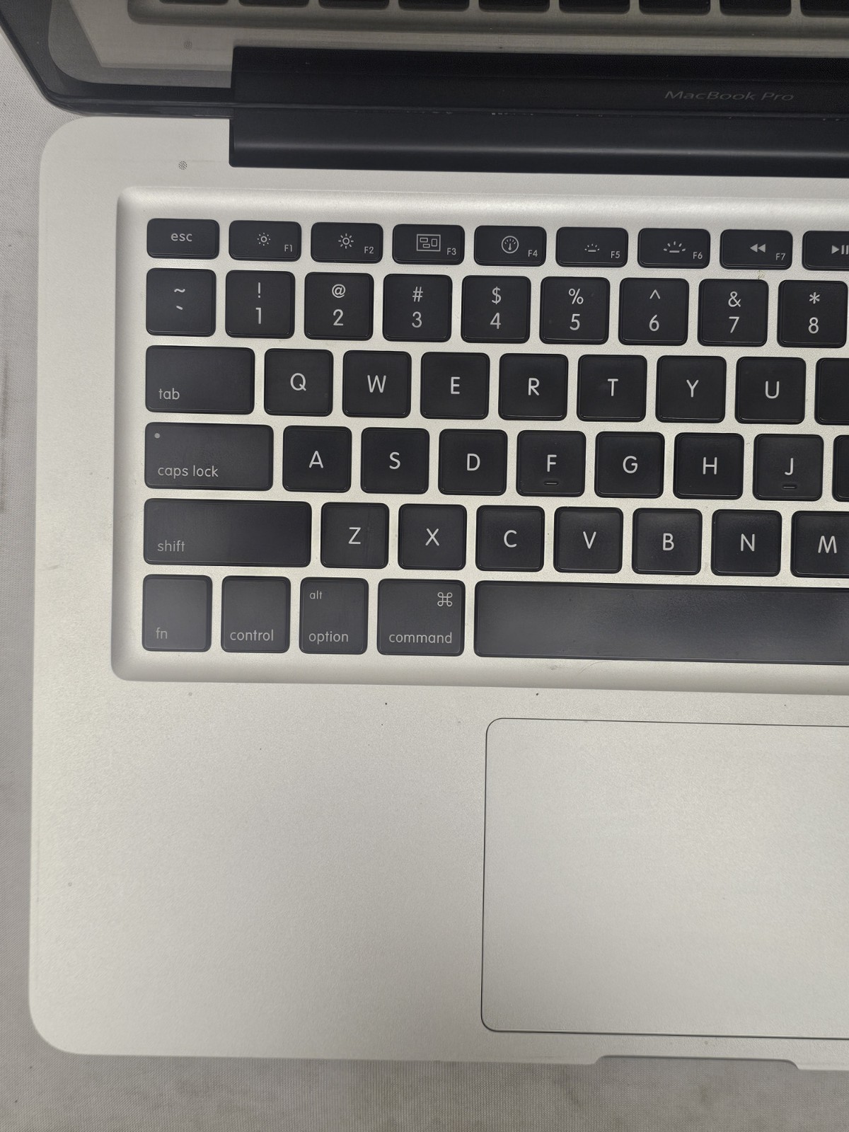 Apple MacBook Pro Laptop – Intel Duo P8700 – 4GB RAM – 256GB – Linux Mint