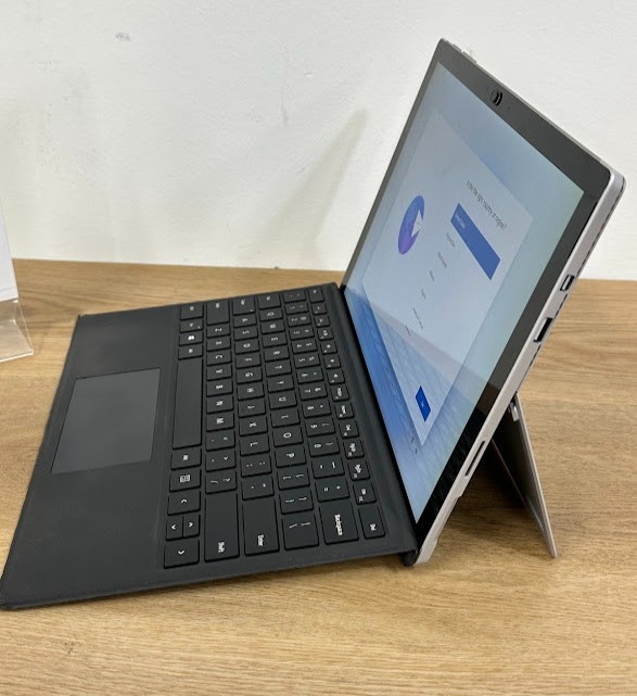 Microsoft Surface Pro 4, Core i5 6300U, 8GB DDR3 HD Graphics 520 512GB SSD, 2015