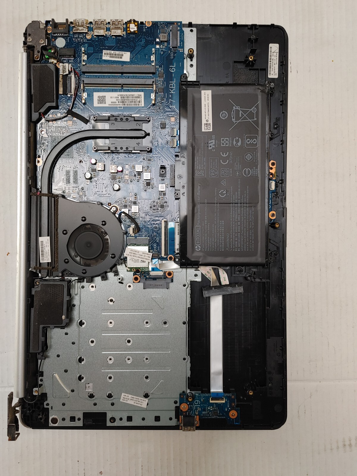 HP 17-by0xxx Core i3-8130U@ 2.20GHz , NO RAM ,NO HD , Bad screen ,for parts only