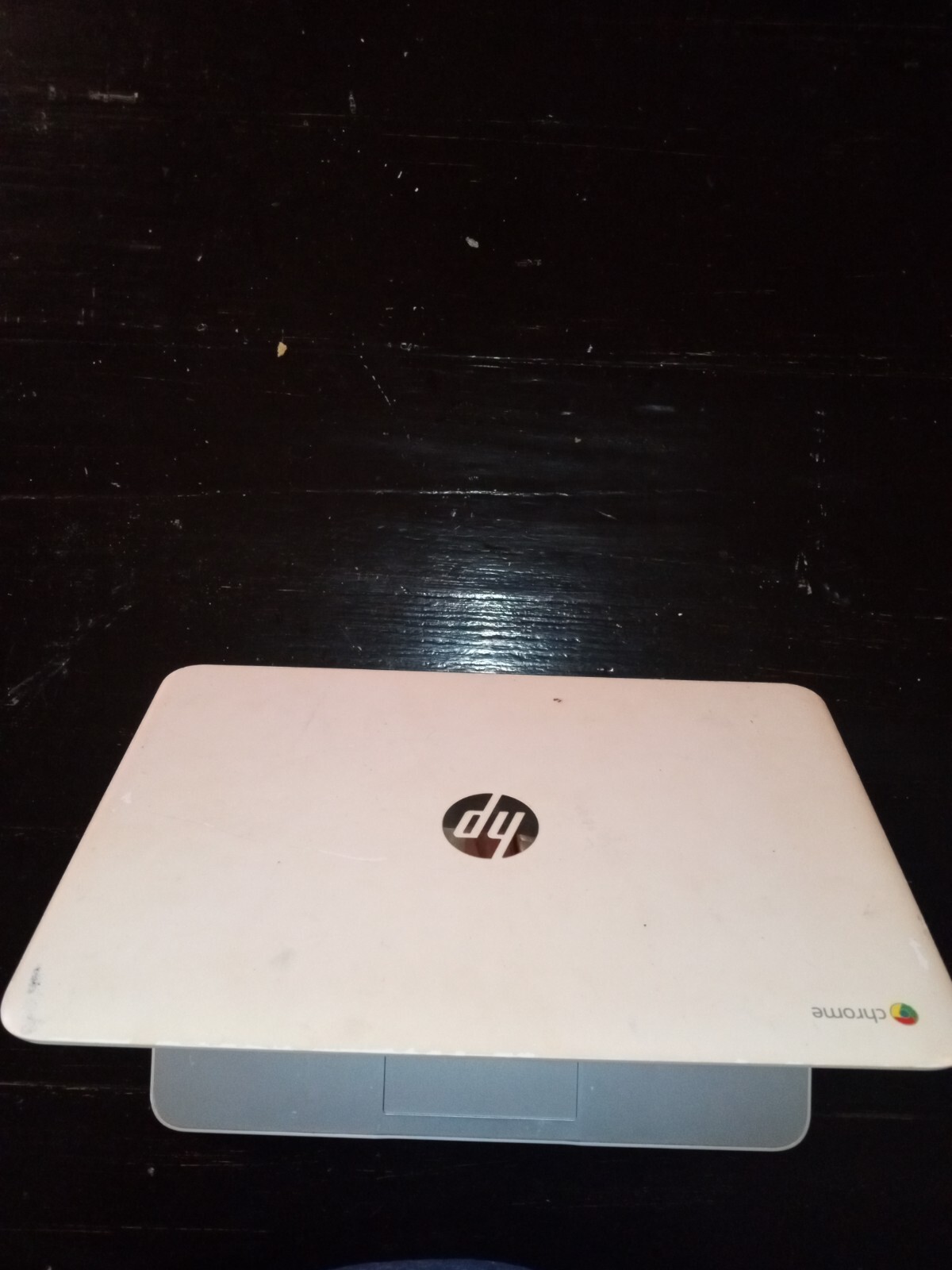HP CHROMEBOOK 14in Laptop with 180-degree Hinge White with charger