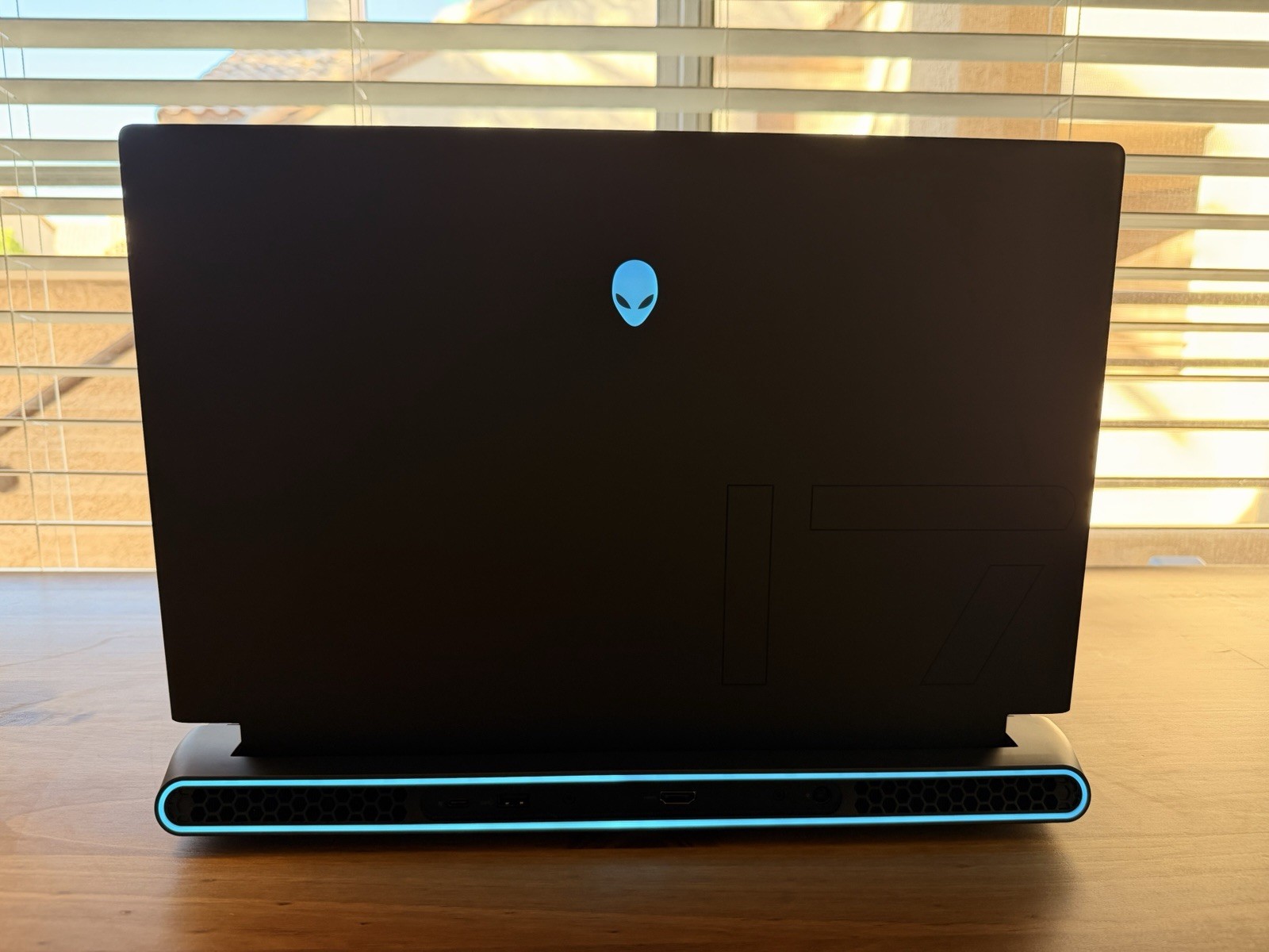 Alienware m17 R5 AMD Gaming Laptop Ryzen 9 6900HX Bundle