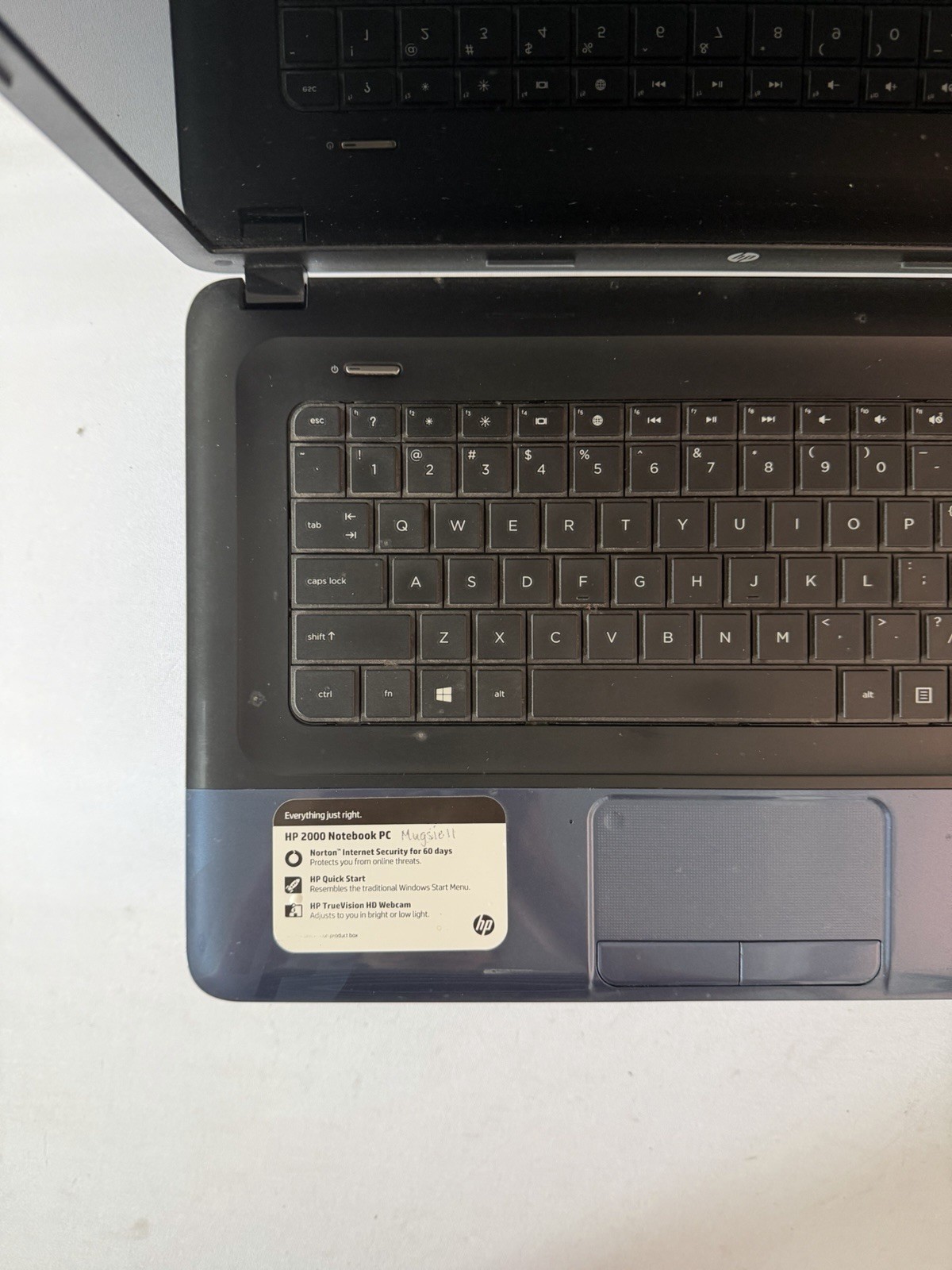 HP Notebook 2000 Laptop – Good Screen – AMD E-300 – RAM 4 GB – Read Des