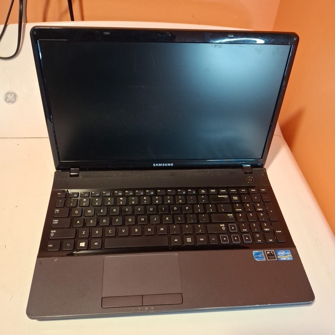Samsung NP300E5C-A07US Laptop 15.6″ LCD Core i3-2370M HDMI USB 4GB RAM For Parts
