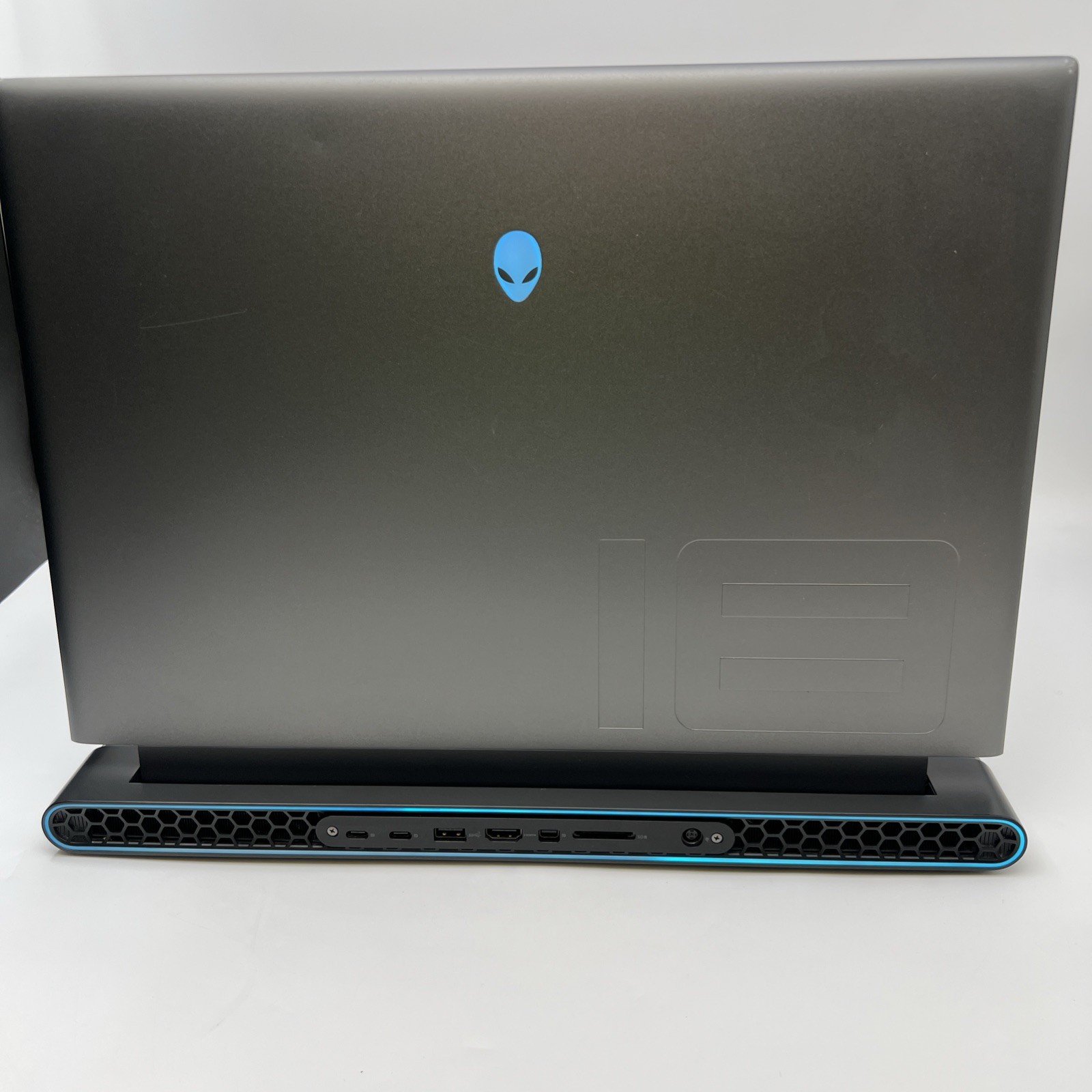 Alienware M18 R1 18″ AMD Ryzen 9 7845HX 32GB RAM 2TB SSD RX 7600M XT W11H USED