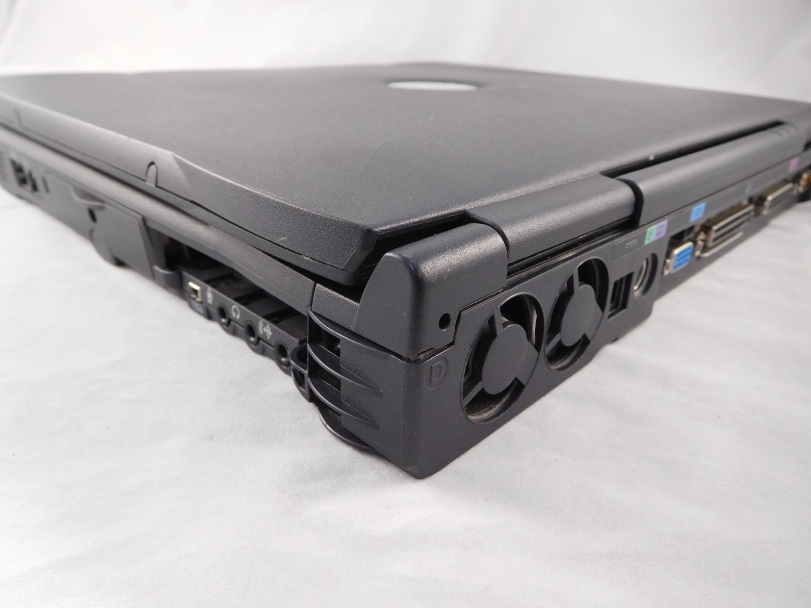 Dell Latitude C800 Pentium III 850Mhz 128MB 20GB 15″ Bad Battery No OS