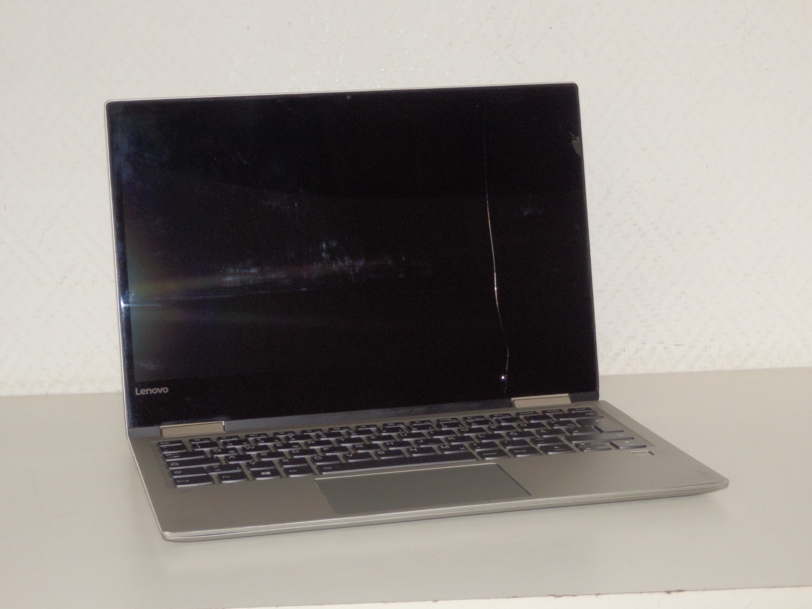 Lenovo Yoga 720-13IKB – Intel i5-8250U, 8GB Ram, No SSD, 13.3″ FHD, Faulty