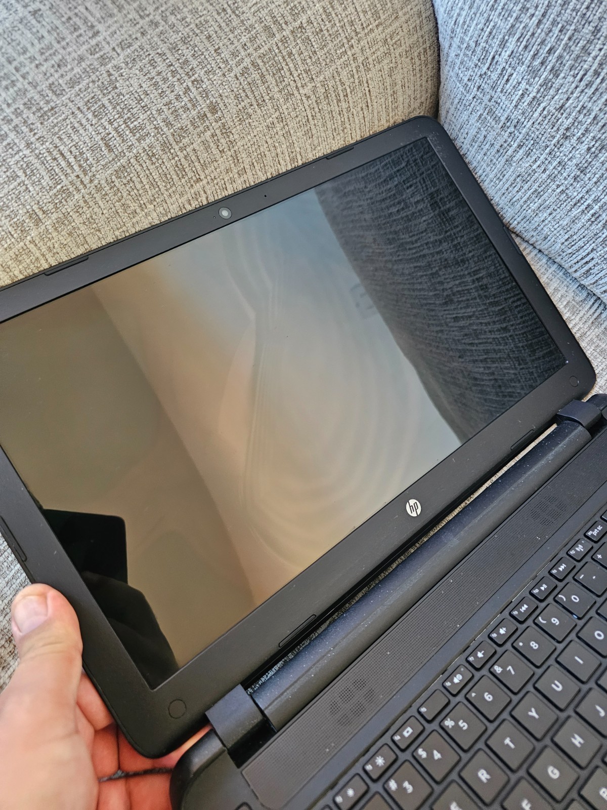 HP 15-f018dx 15.6″ Notebook W/ Charger Powers On, Broken Screen FOR PARTS/REPAIR