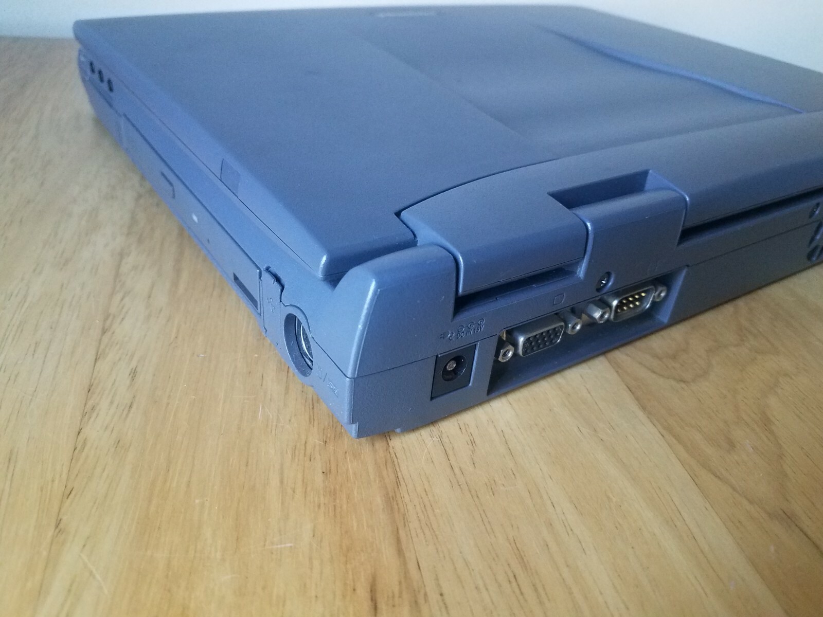 Toshiba Satellite 2595CDT 12.1” TFT(Intel Celeron @ 400MHz,128MB Ram,40GB HDD)