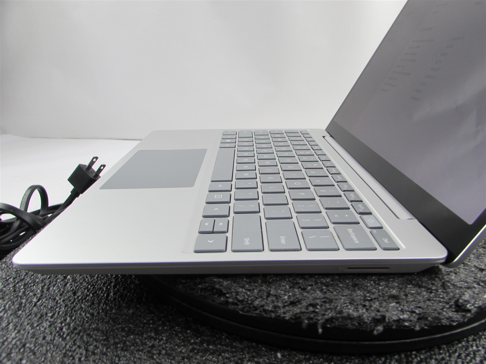 Microsoft Surface Laptop GO 2 12.4″ i5-1135G7 256GB NVMe SSD 16GB RAM Win 11