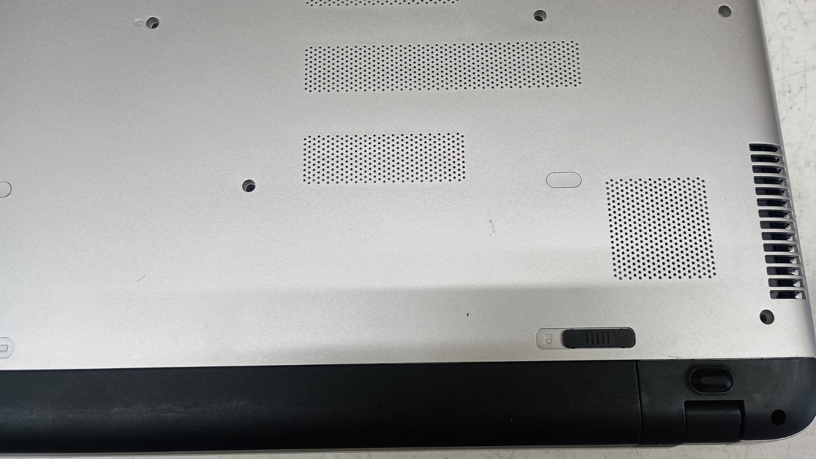HP ENVY 17-s017cl Touchscreen Laptop (Intel Core i7-6500U, 8GB RAM, DVD, READ)