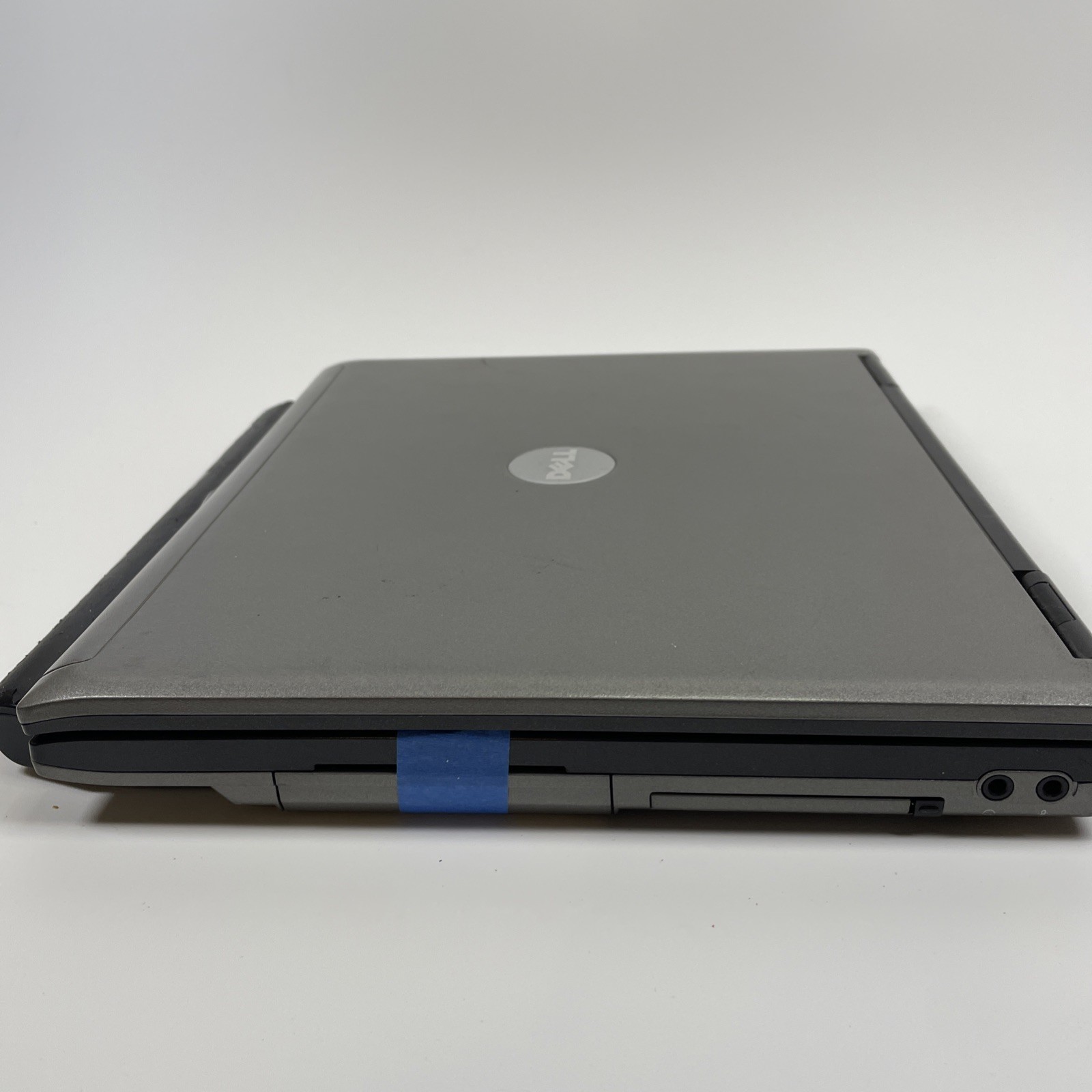DELL LATITUDE D410 – No Hard Drive – INTEL CENTRINO – 2 GB RAM *READ DESCRIPTION
