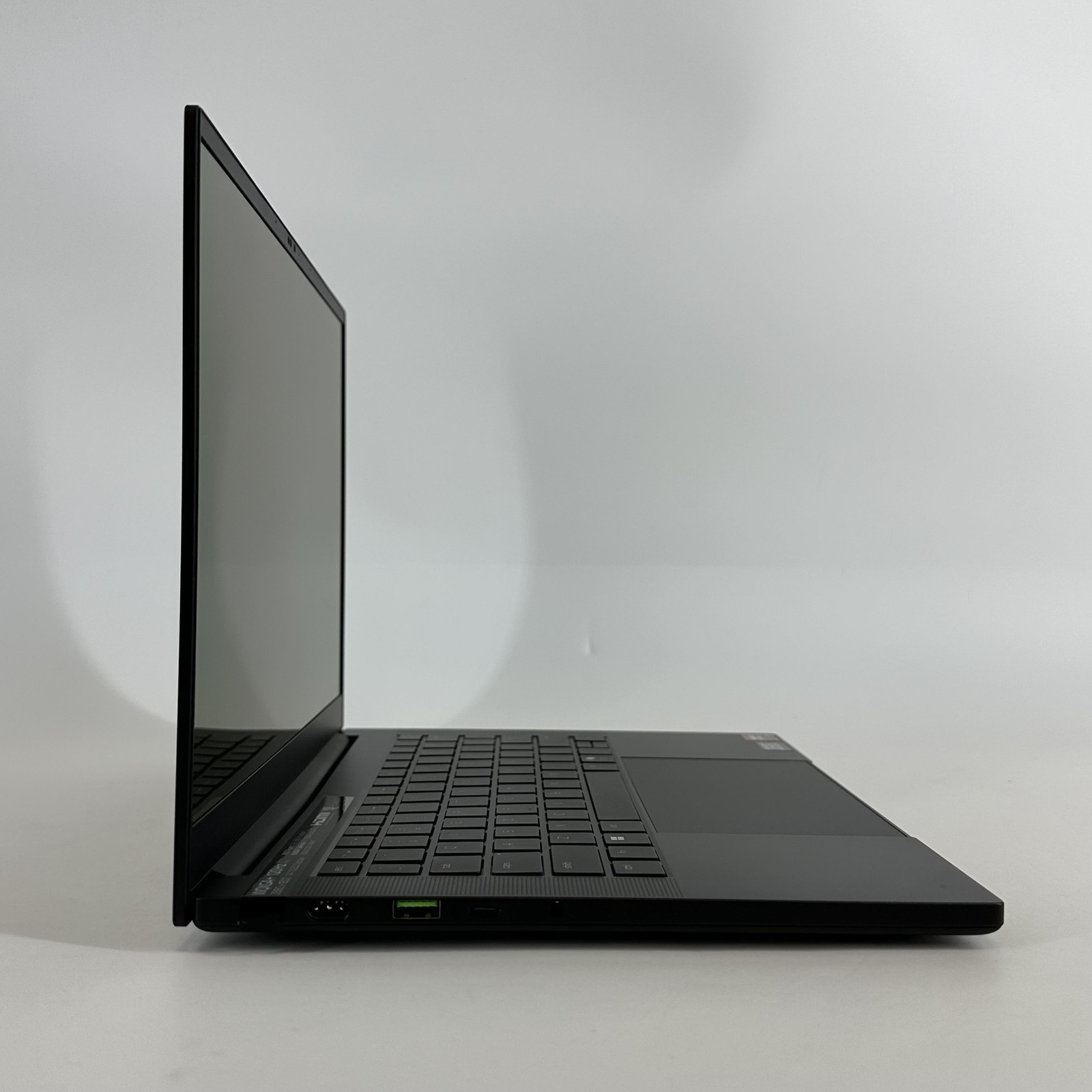 Razer Blade 14 120Hz 2025 2.0 Hz Ryzen AI 9 365 16GB 1TB SSD RTX 5060 BENT FRAME