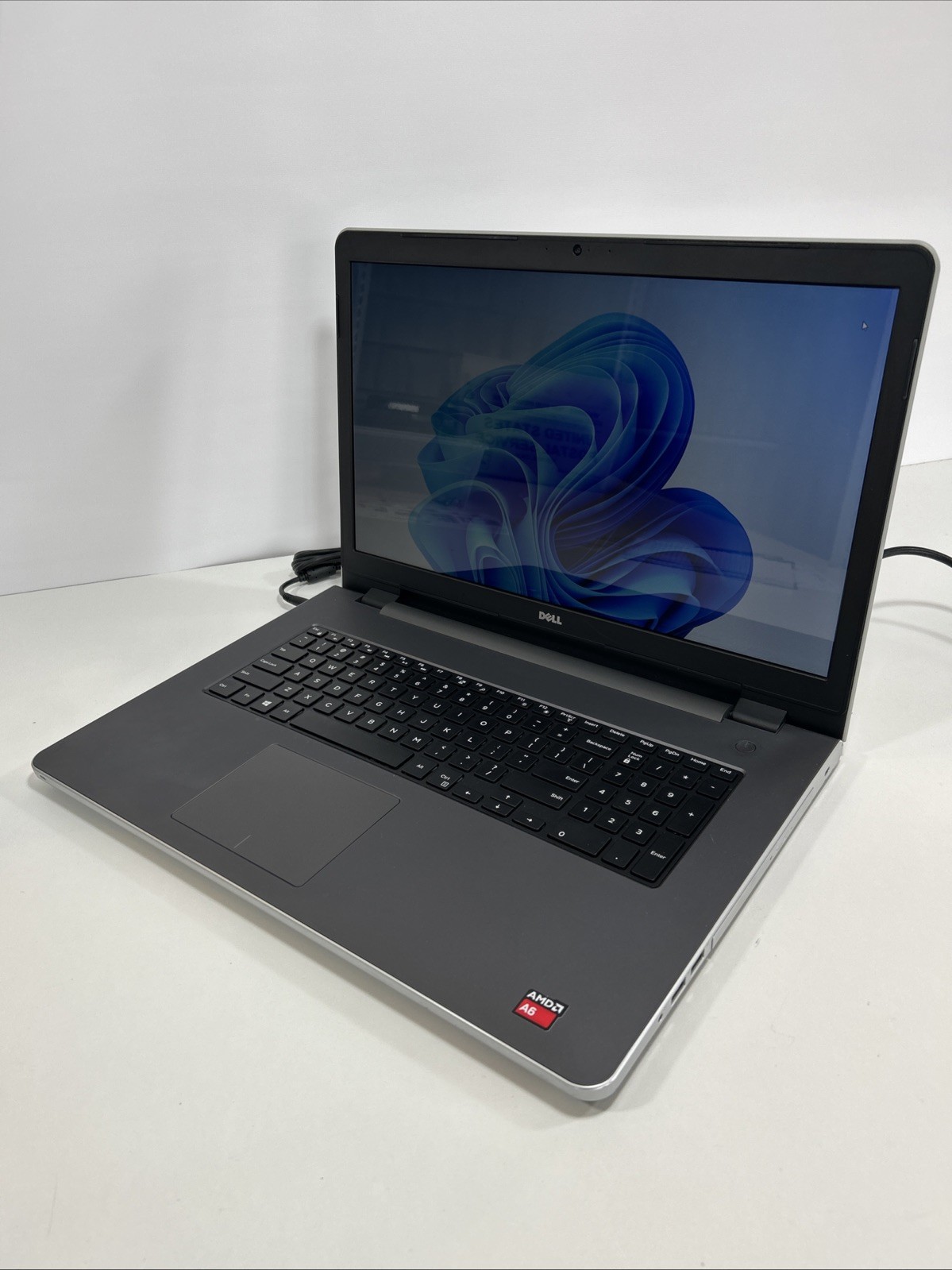 Dell Inspiron 5755 17.3″ AMD A6 7310 AMD Radeon R4 2.0GHz 16GB 256GB SSD Win11P
