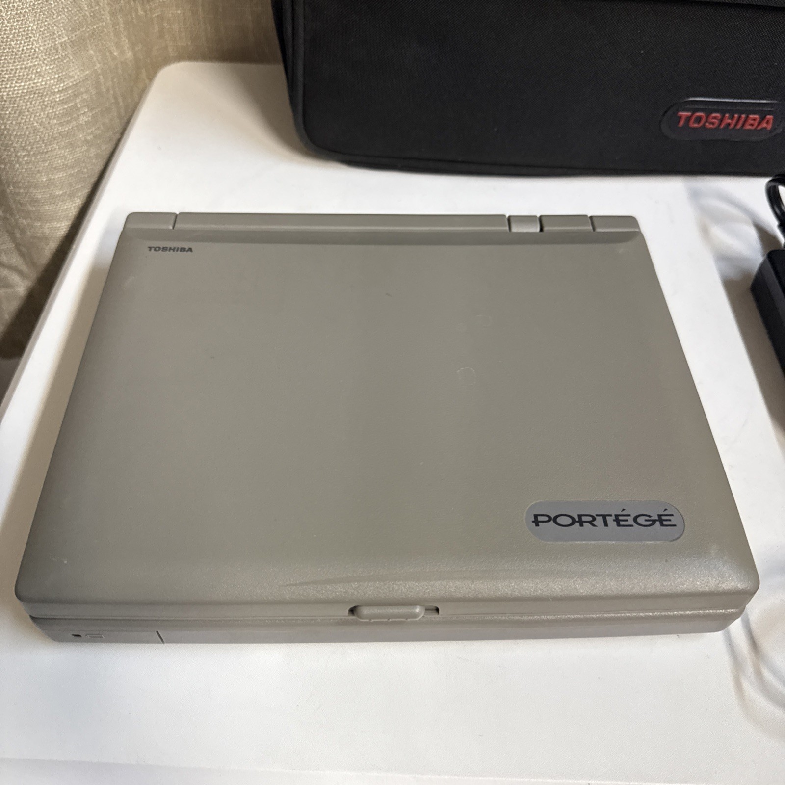 Vintage Toshiba Portege T3400CT Intel 486SX-33 4MB RAM For Parts/Repair AS IS DW