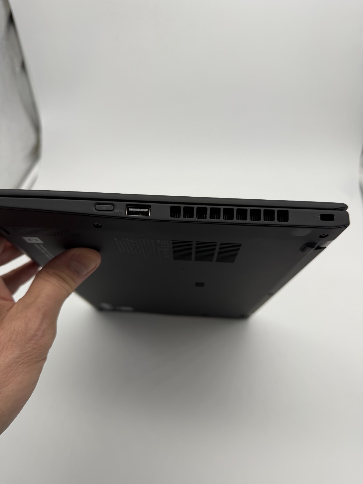 Lenovo ThinkPad X1 Carbon Gen 8- 14″ i7-10510U 16GB RAM 1TB SSD Windows 11 Pro