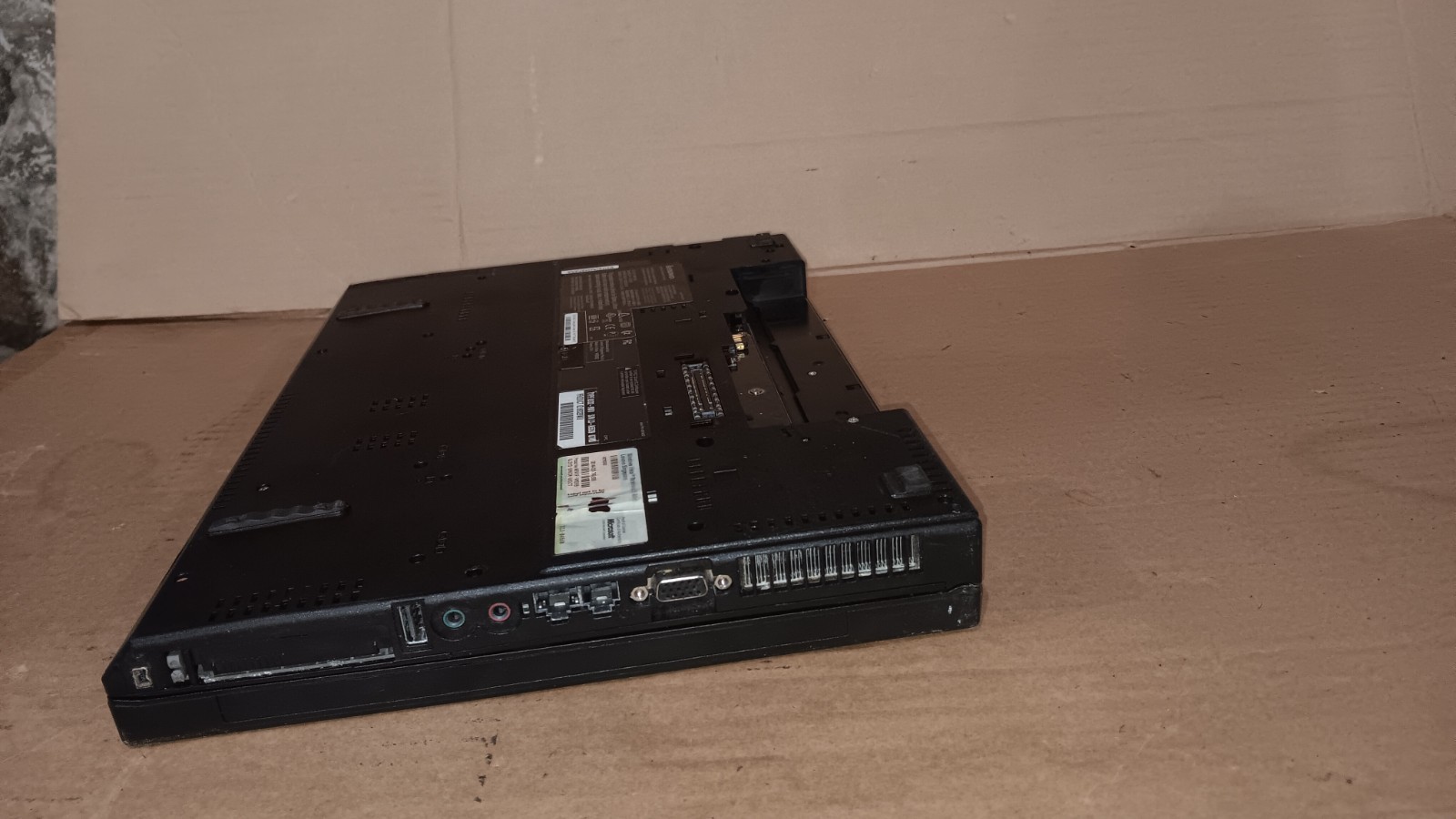 IBM Lenovo ThinkPad R61i Laptop 15.4″ LCD Screen Type 8932-9WU For parts
