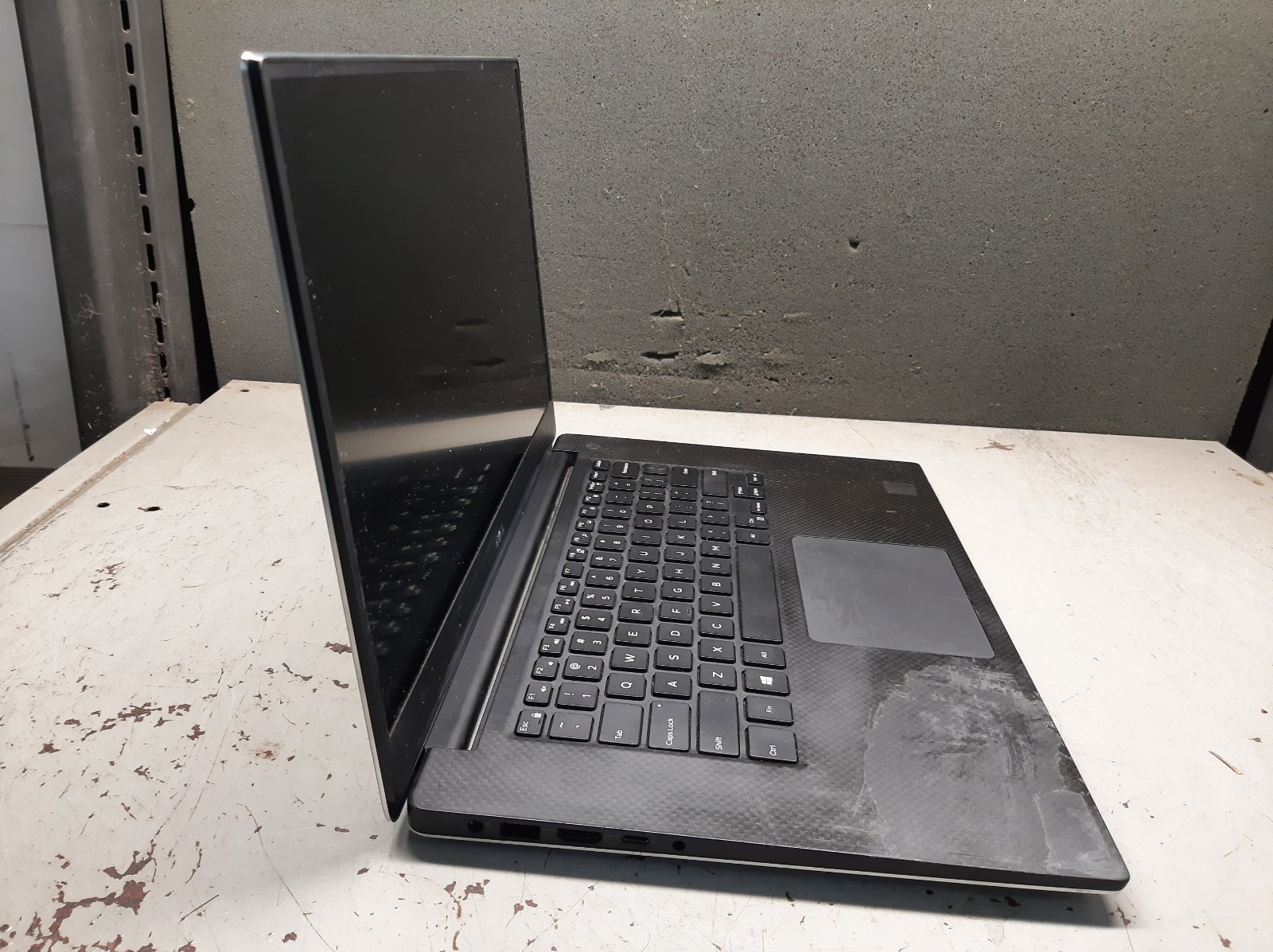 Dell Precision 5520 15.6″ i7-7820HQ 8GB RAM No SSD No OS