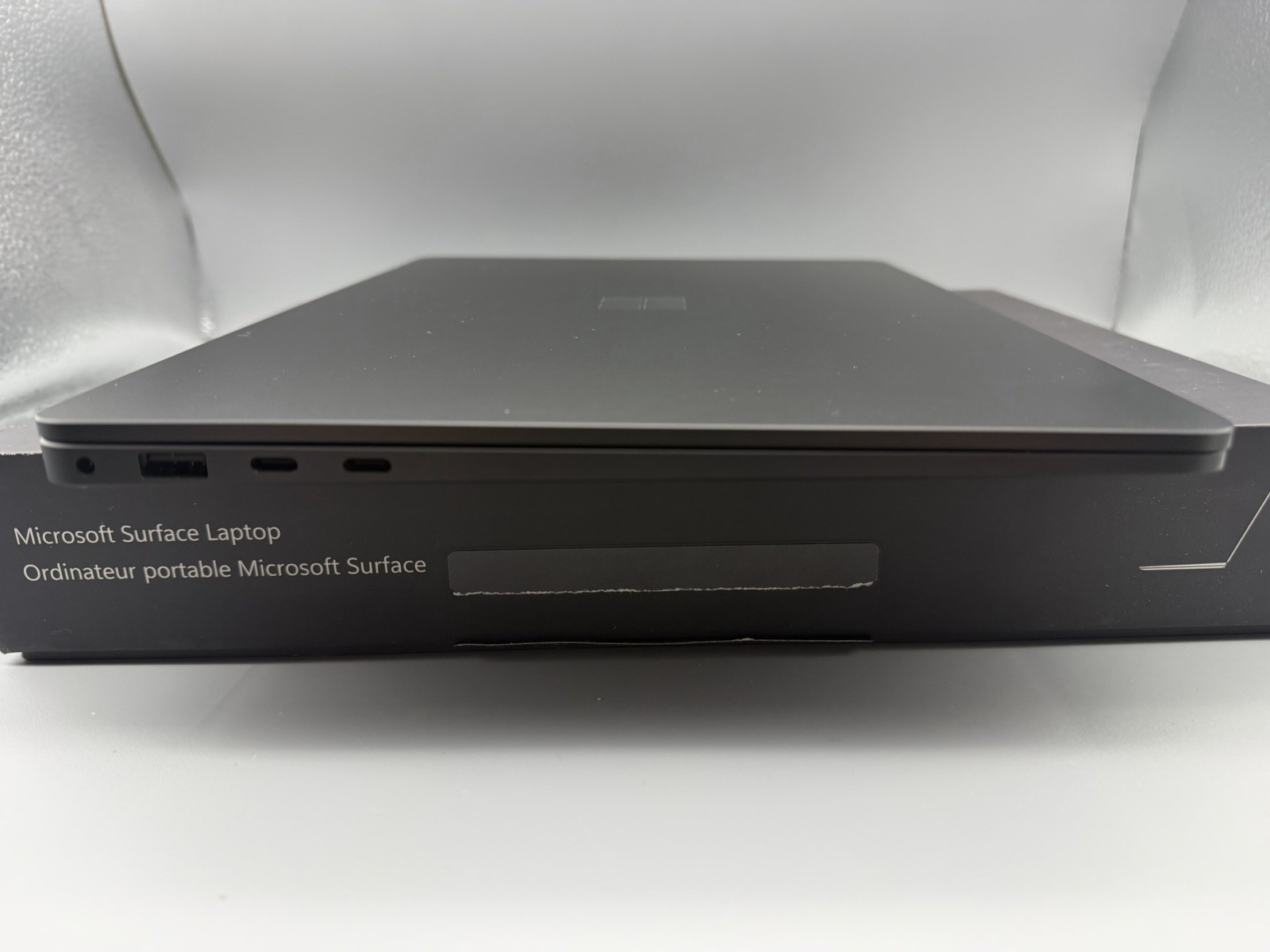 Microsoft Surface Laptop 7th 13.8″ Snapdragon X Elite 16GB Ram 1TB SSD Black